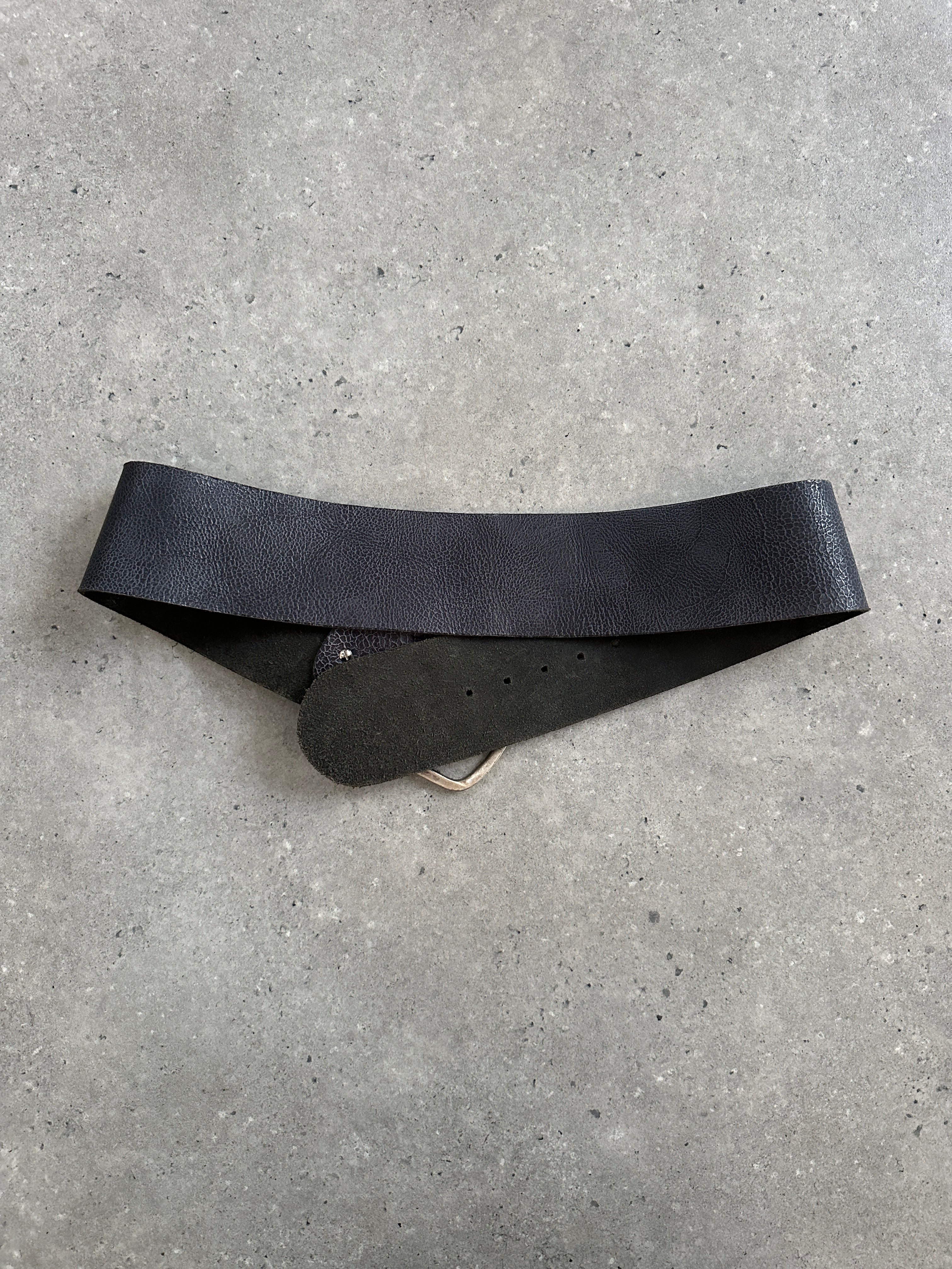 Vintage Italian 1990s chunky leather belt with adjustable W33-37, featuring classic craftsmanship and aged leather details.