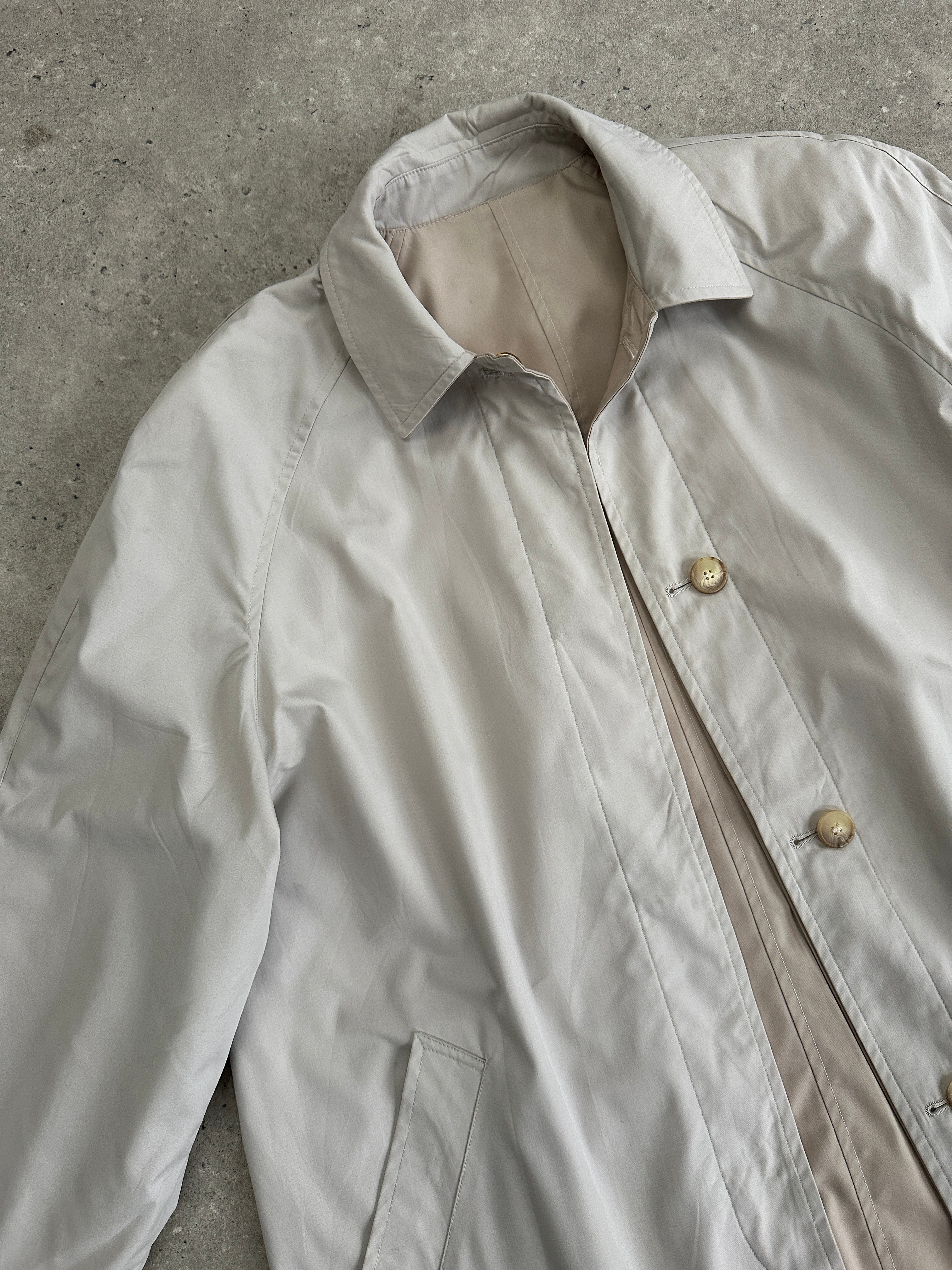 Vintage showerproof reversible trench coat in size M, stylish and lightweight with classic design and durable fabric.