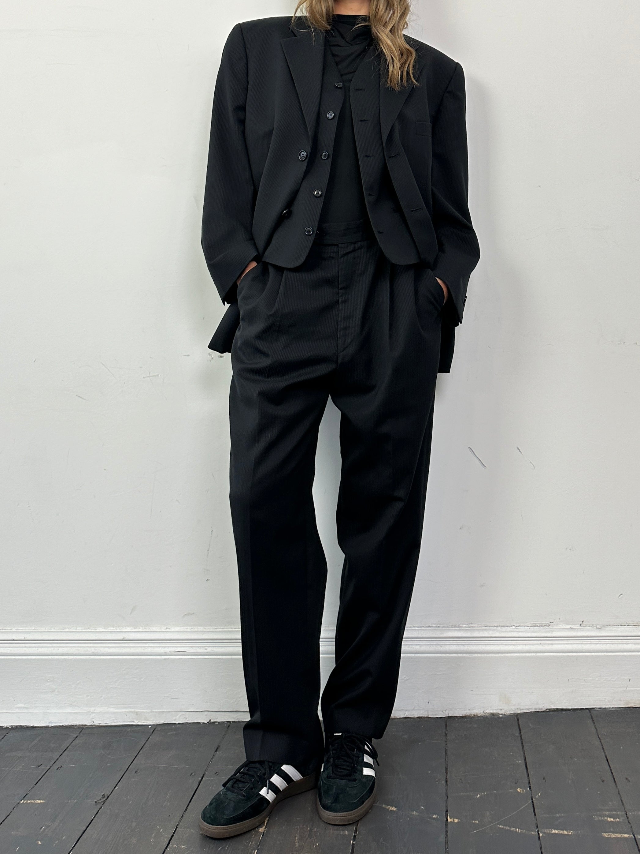 Vintage wool ribbed three-piece suit in size 40S/W32, featuring classic tailoring and textured fabric for a timeless look.