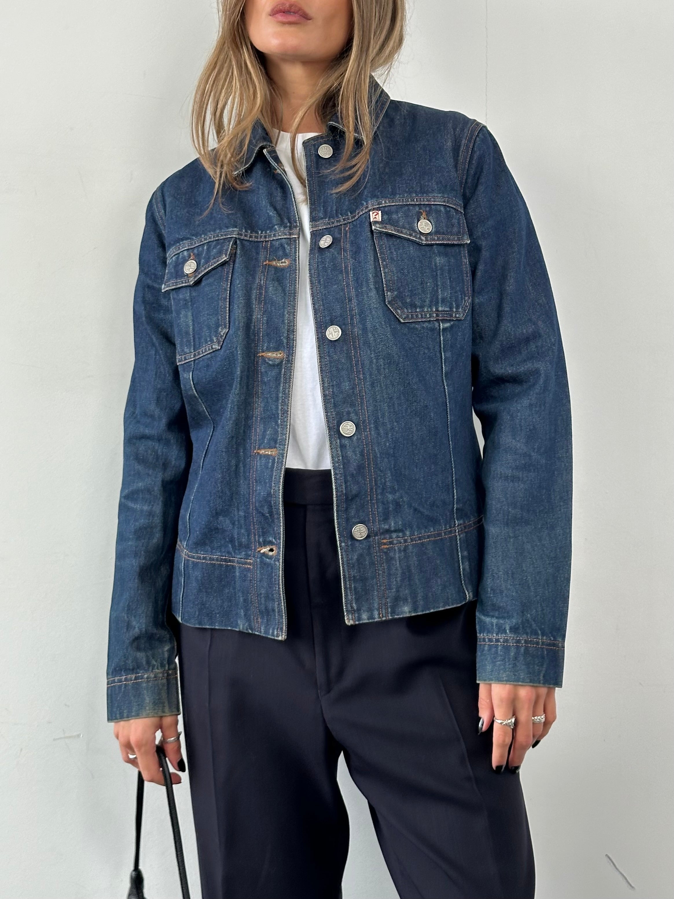 Guess contrast stitch denim jacket in size S/M, featuring classic denim fabric and stylish stitching details.