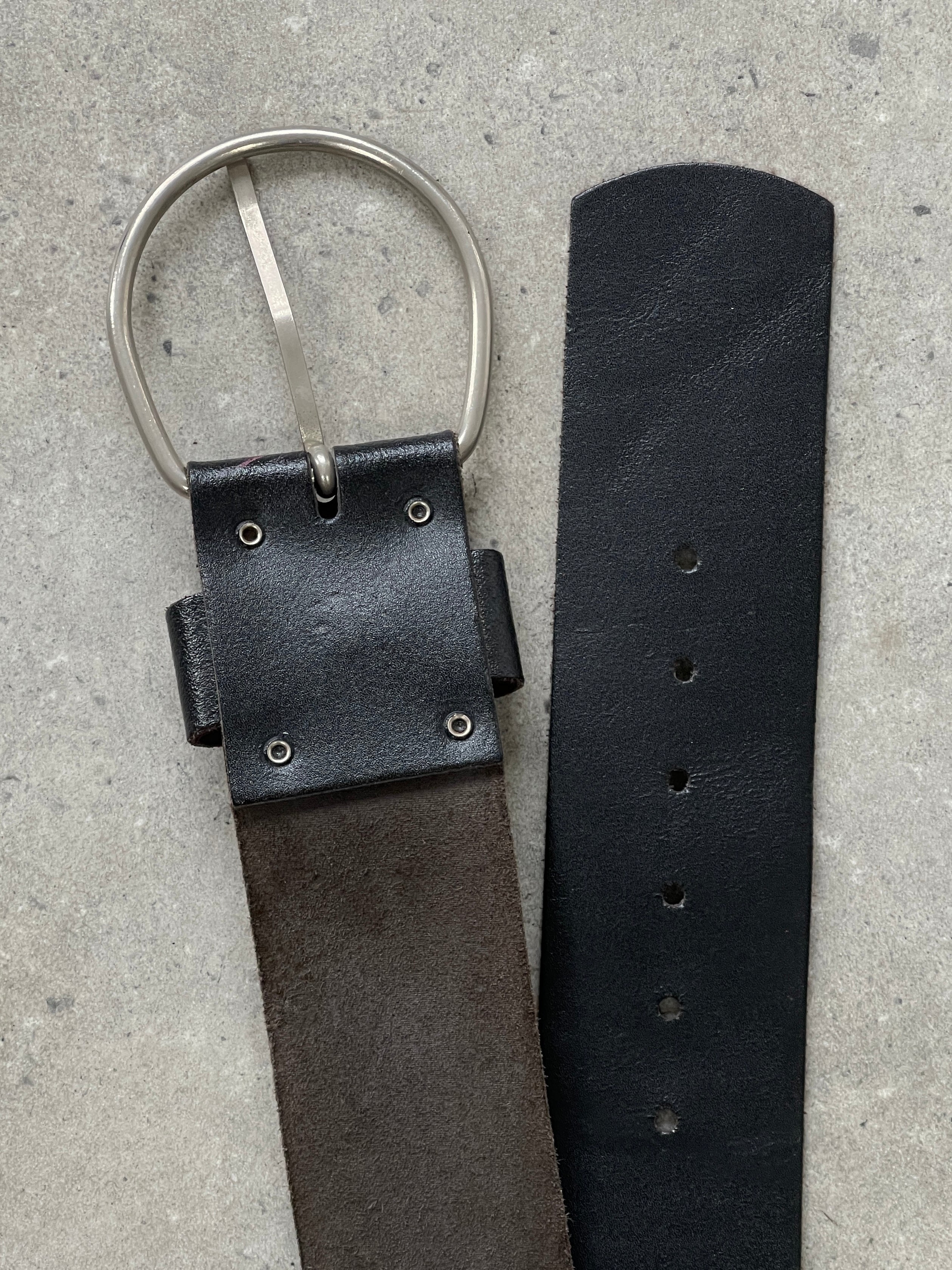 Vintage 1990s chunky leather belt with adjustable W28-32, featuring a classic design and sturdy buckle.