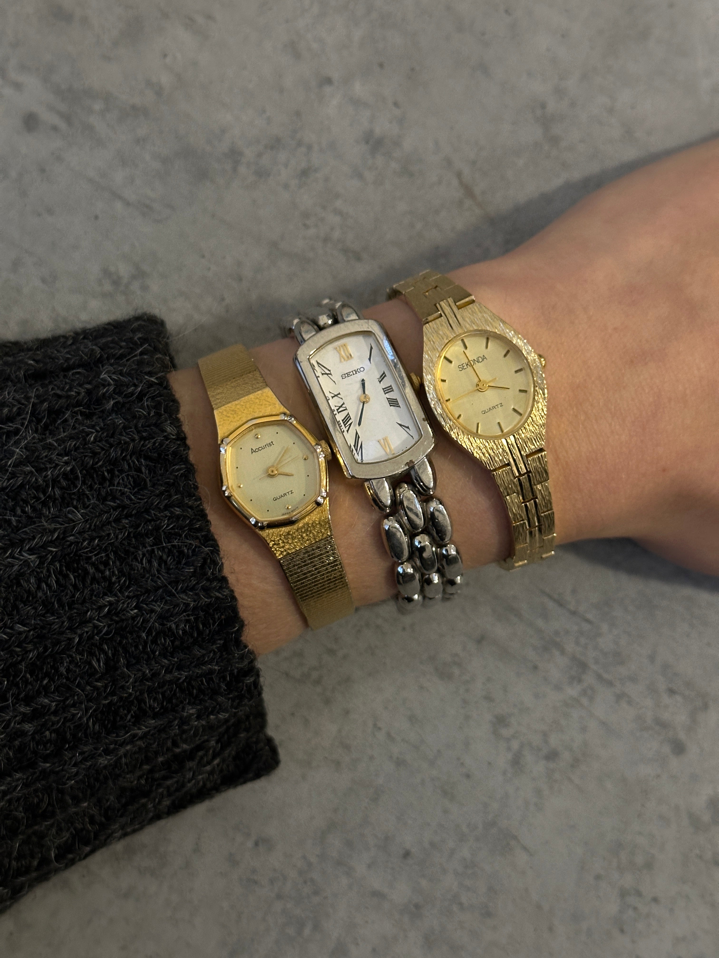 Seiko 1990s stainless steel rectangular quartz watch with classic design and silver-tone finish.