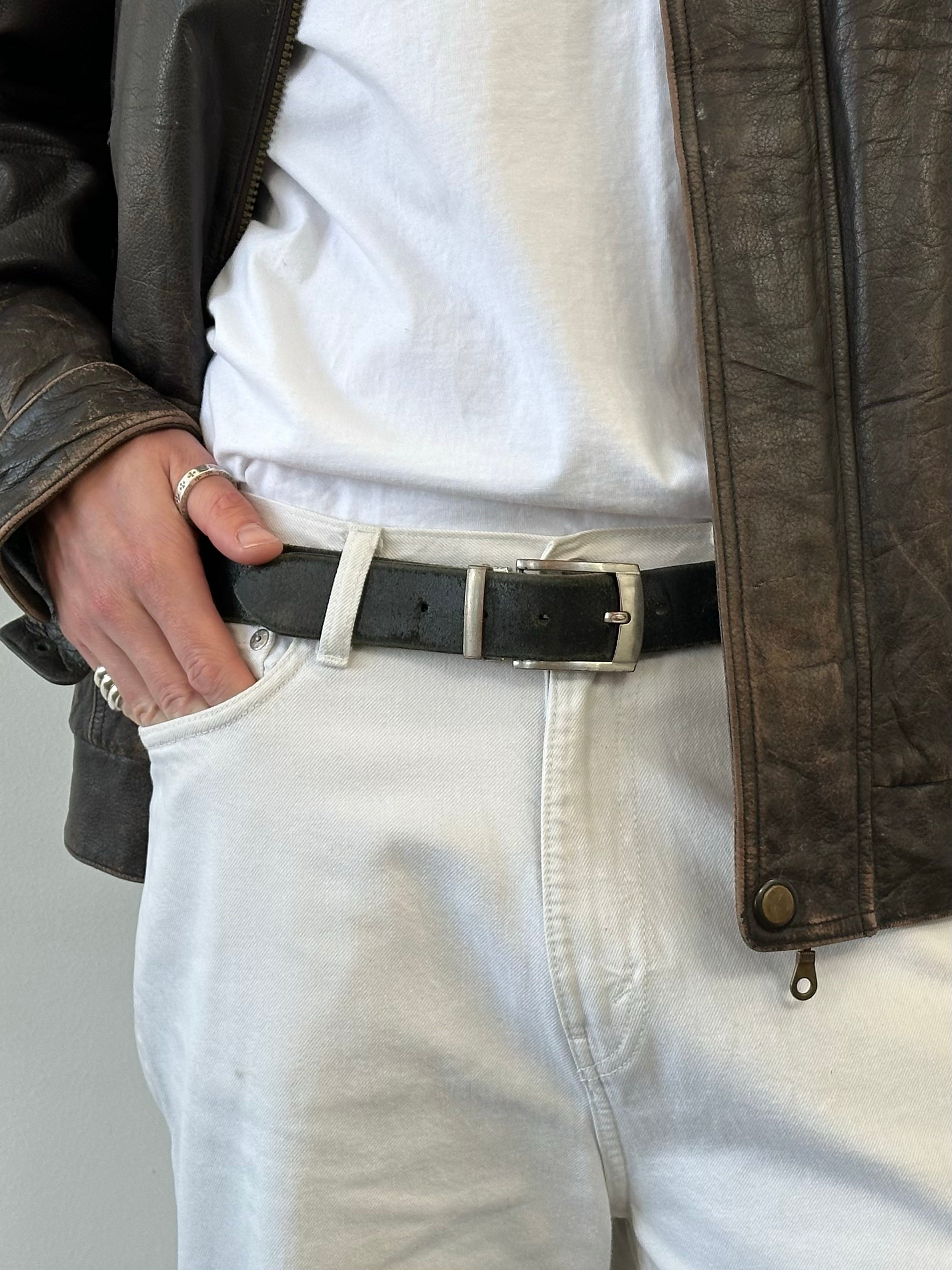 Vintage 1990s distressed leather belt with worn finish, adjustable W32-38 size, classic belt style from the Vintage brand.