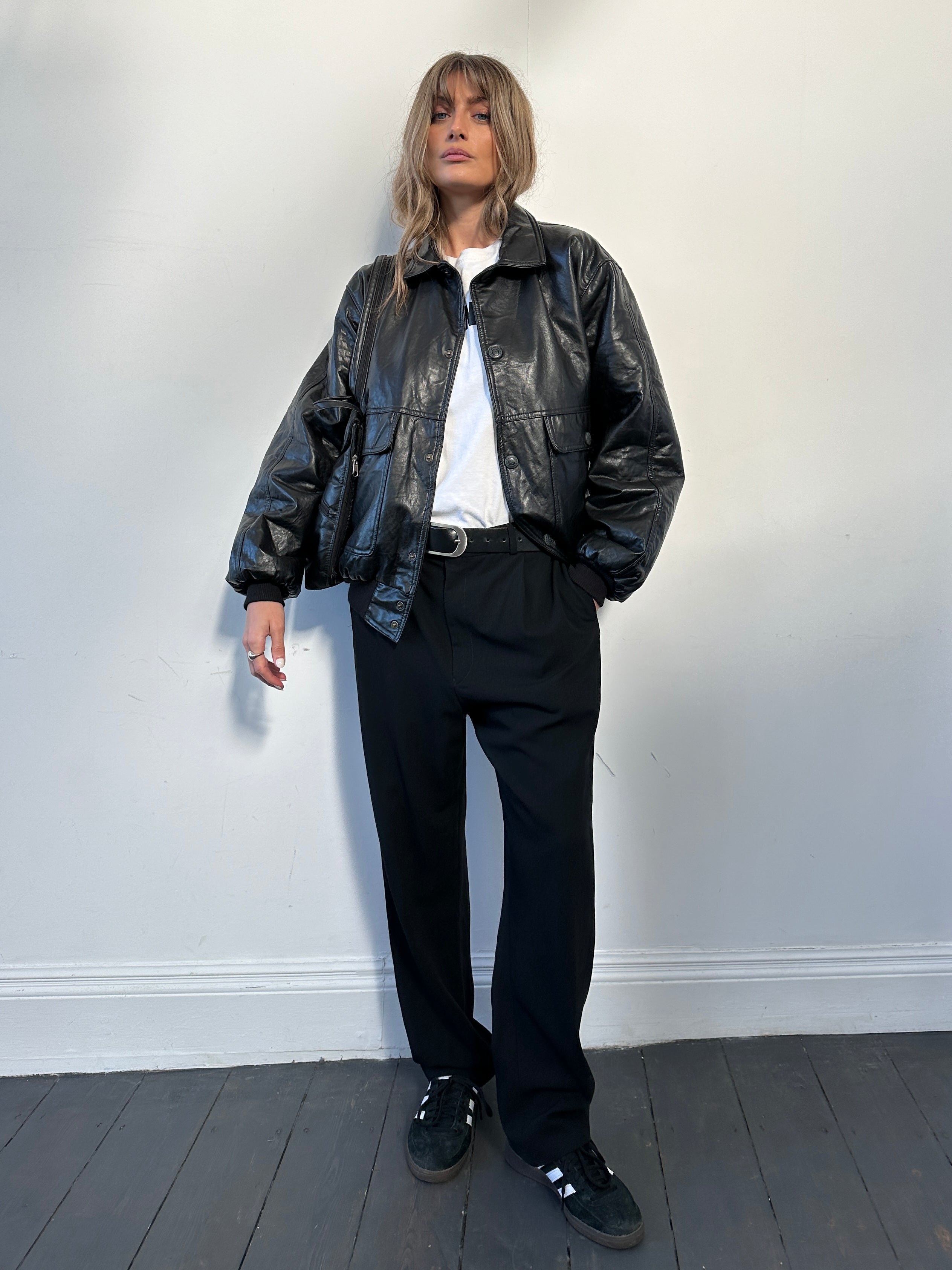 Vintage Italian vintage faux leather bomber jacket in size L, featuring classic design and textured leather appearance.