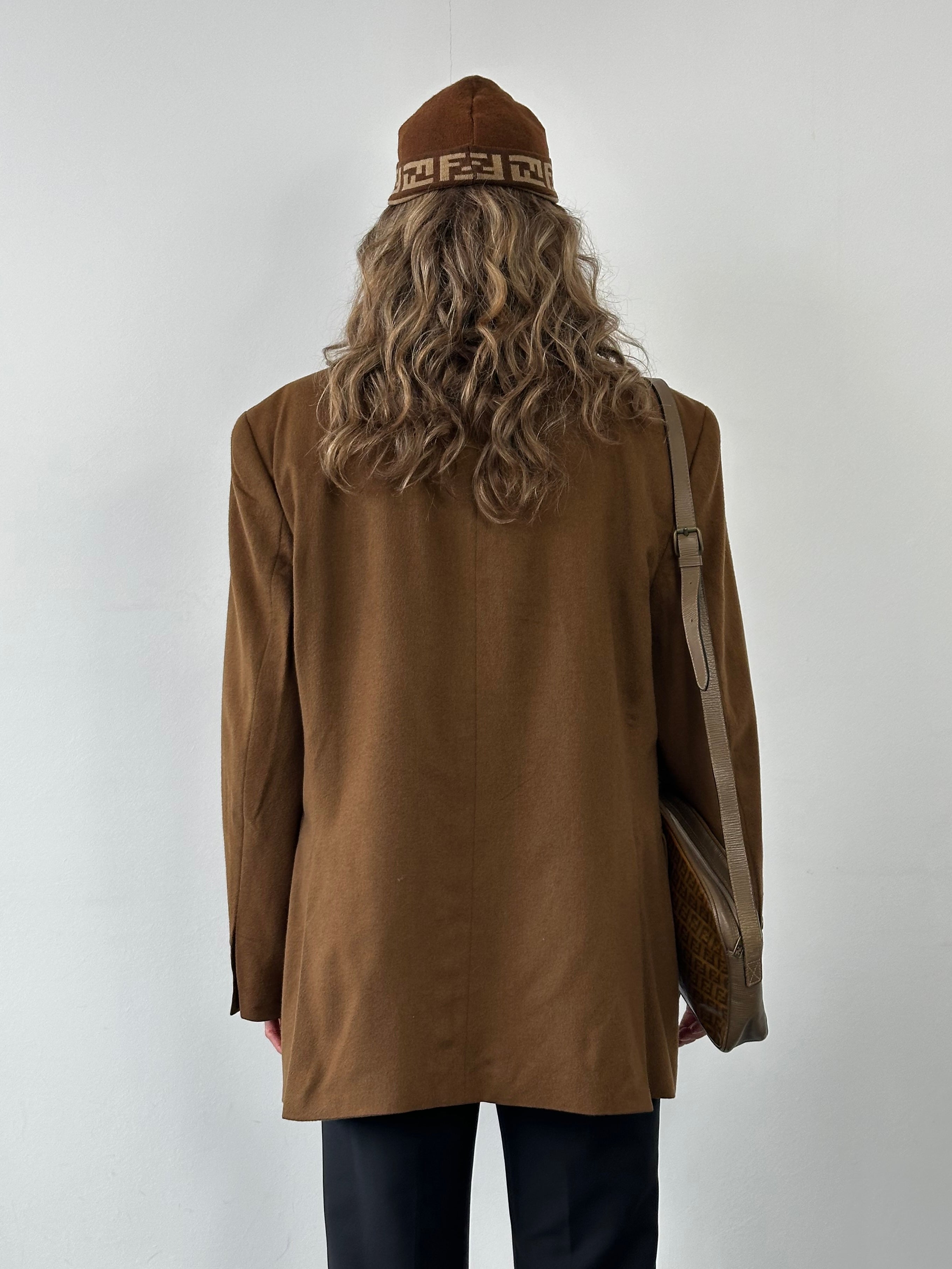 Vintage pure cashmere blazer in XL/XXL, single-breasted design, showcasing soft beige fabric and tailored fit.