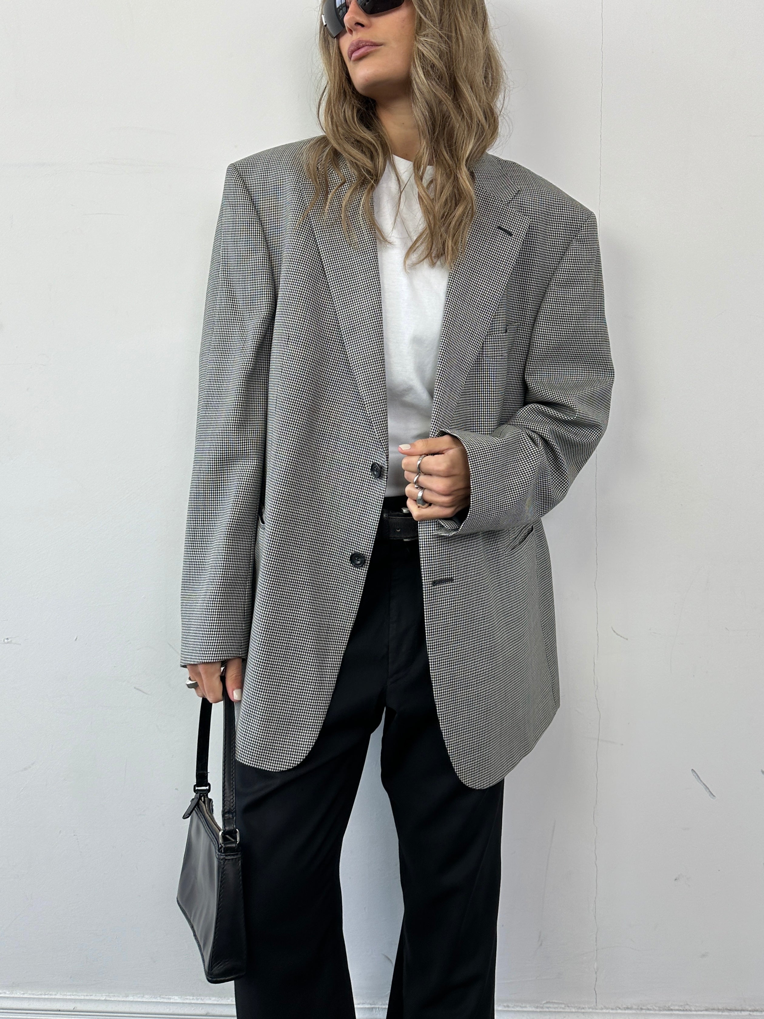 Vintage pure wool dogtooth blazer in XL size, single-breasted style with classic tailored fit and timeless pattern.