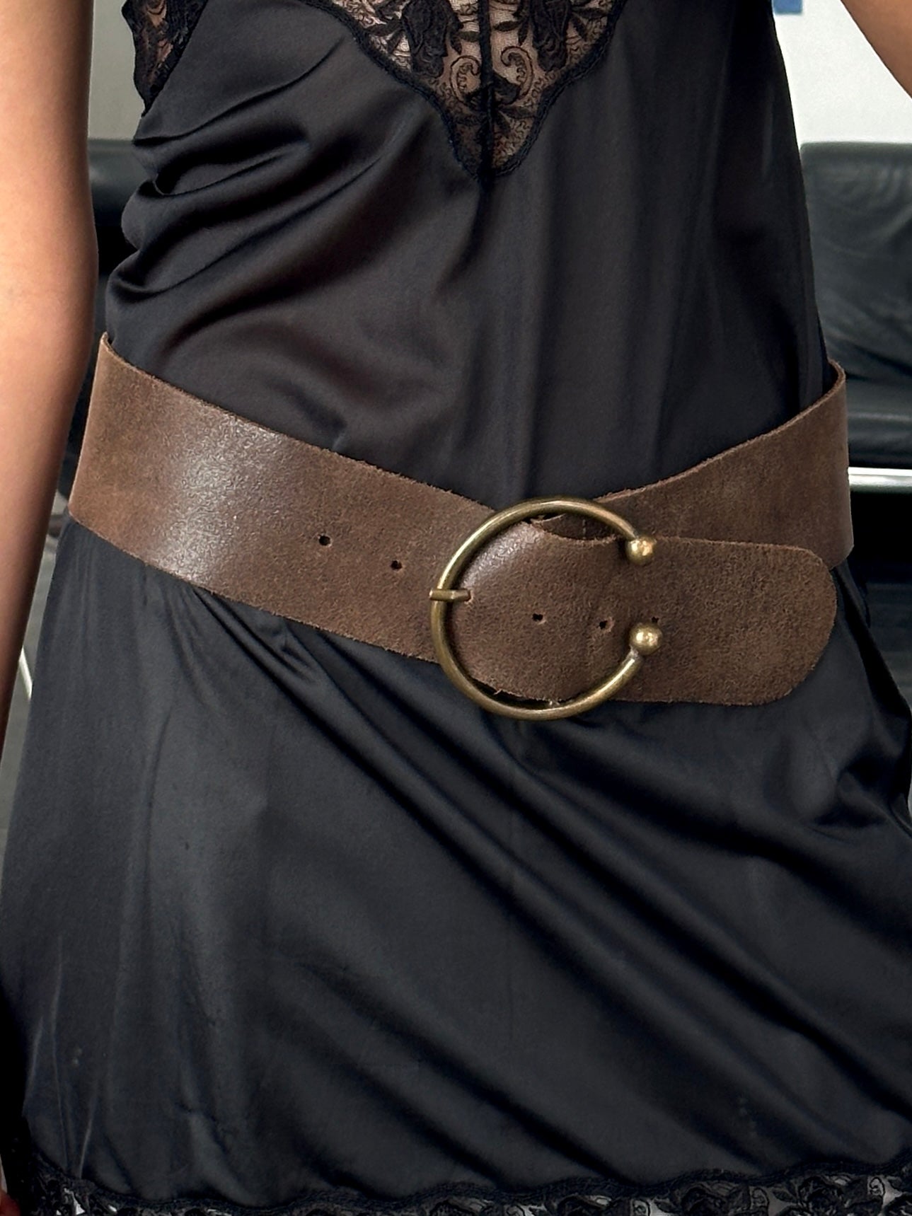 Vintage 1980s chunky leather belt with adjustable W32-36, featuring a distressed finish and classic buckle design.