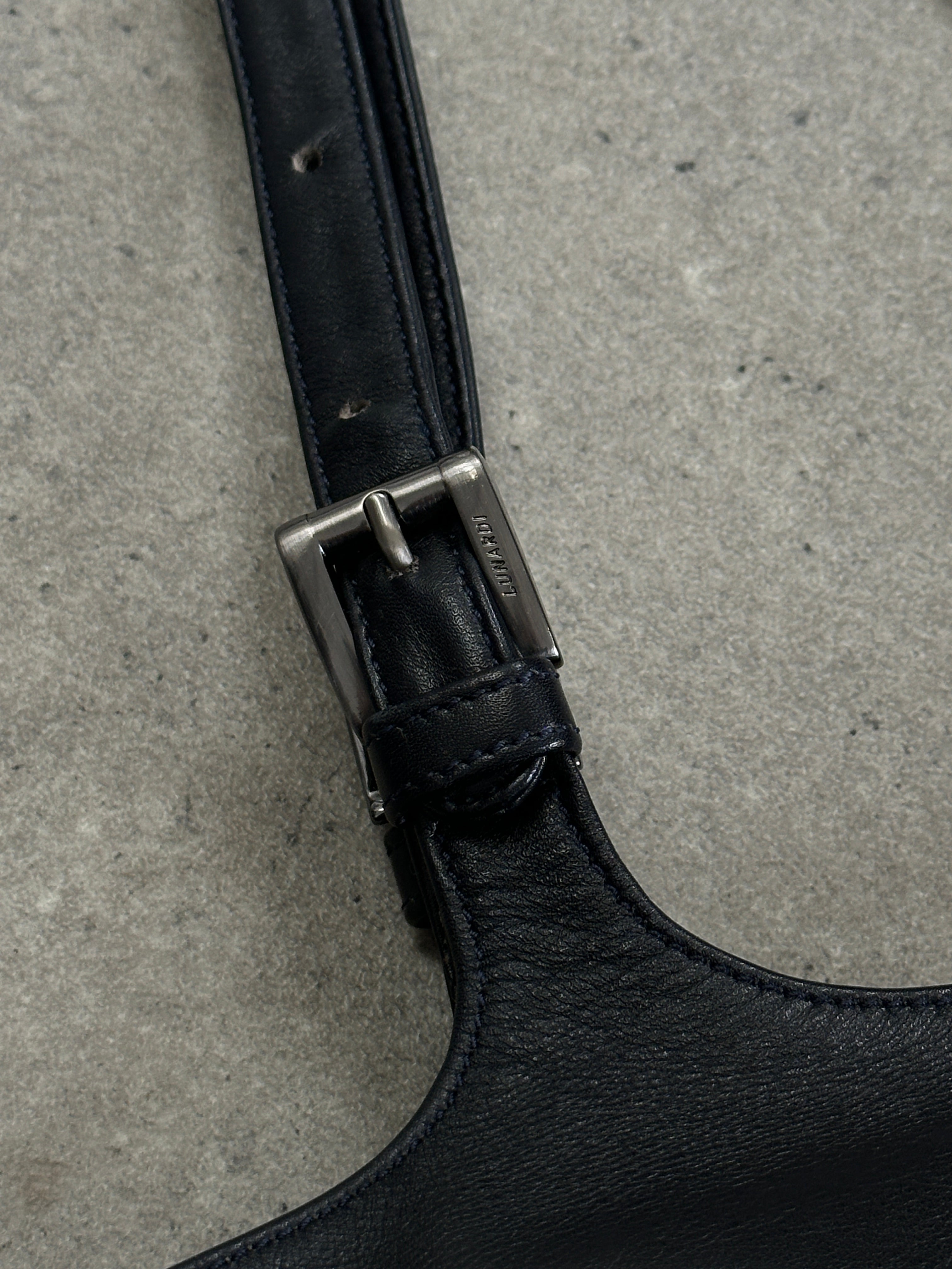 Vintage Italian leather shoulder bag with buckle closure, featuring a classic and stylish vintage design.