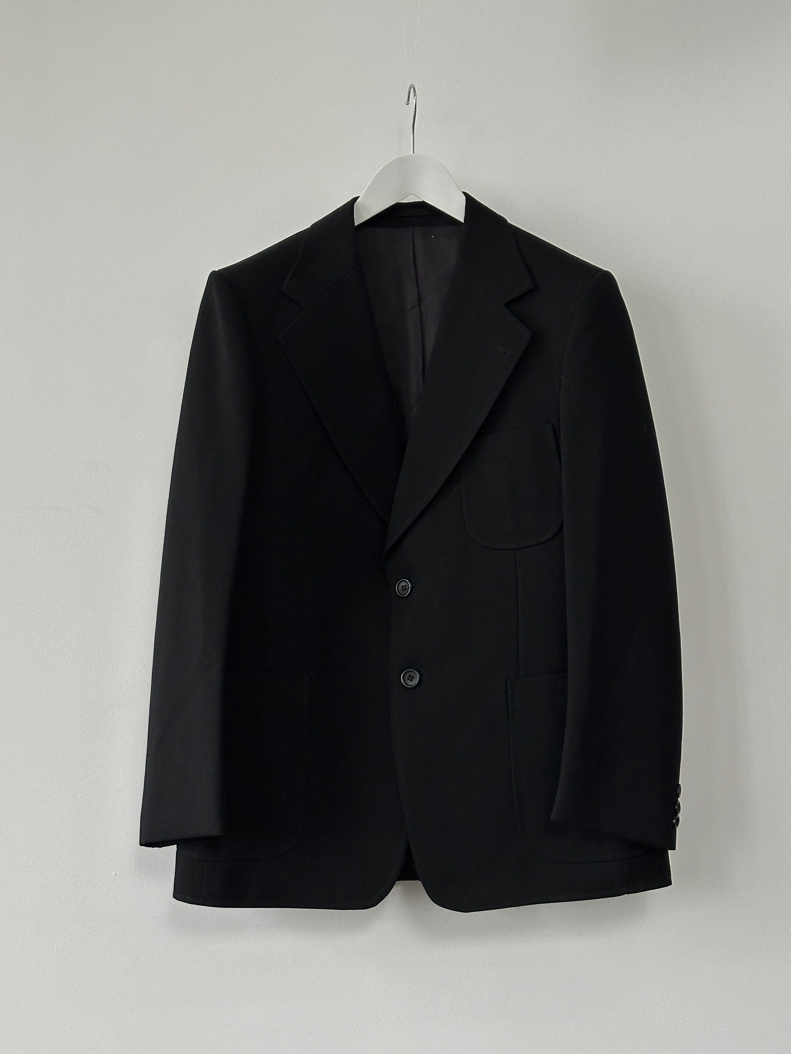 Vintage wool single-breasted blazer in size L, tailored fit, classic design with notch lapels and front buttons.