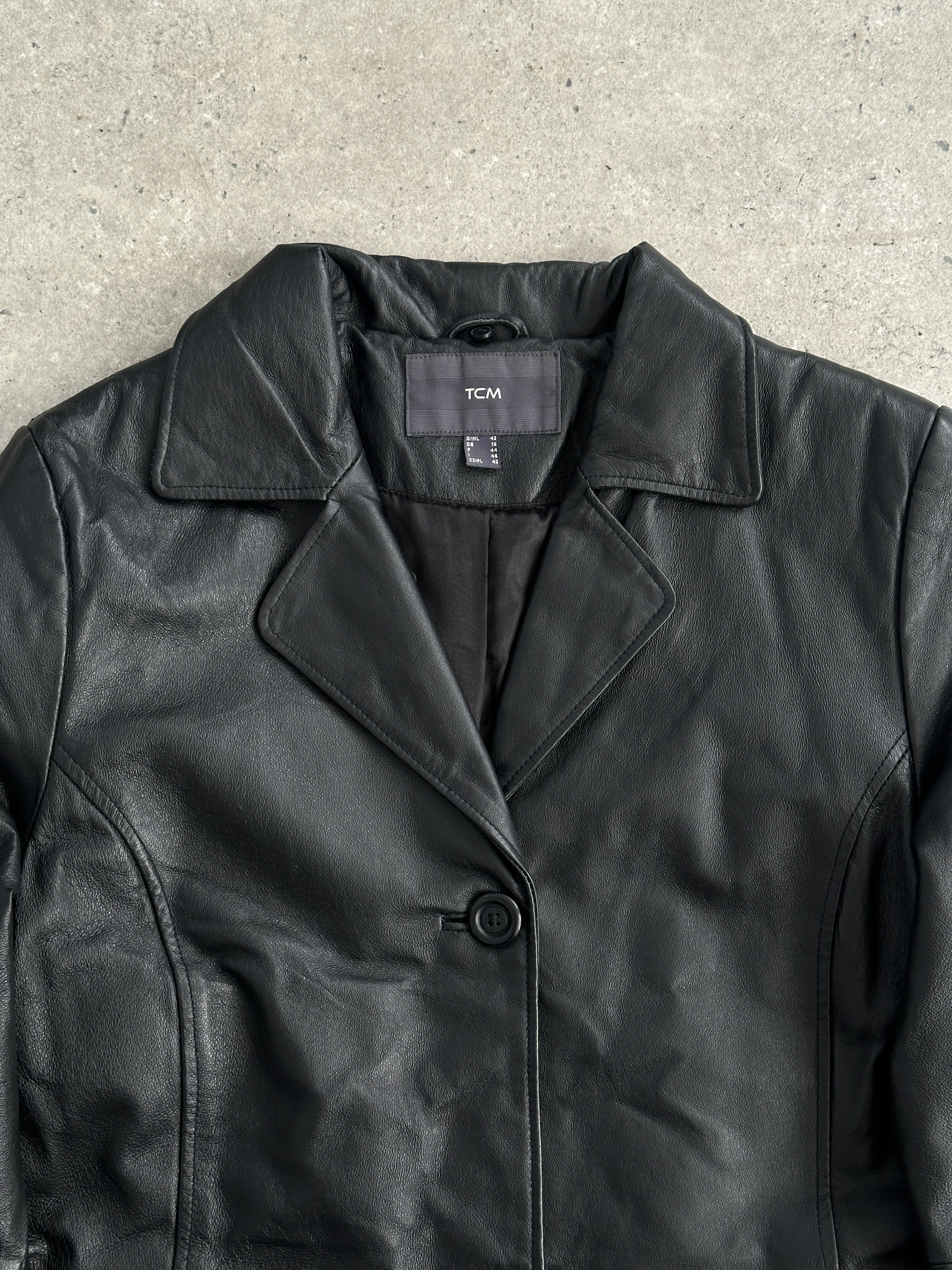 Vintage leather trench coat, floor-length jacket in size M, featuring classic design and stylish details.