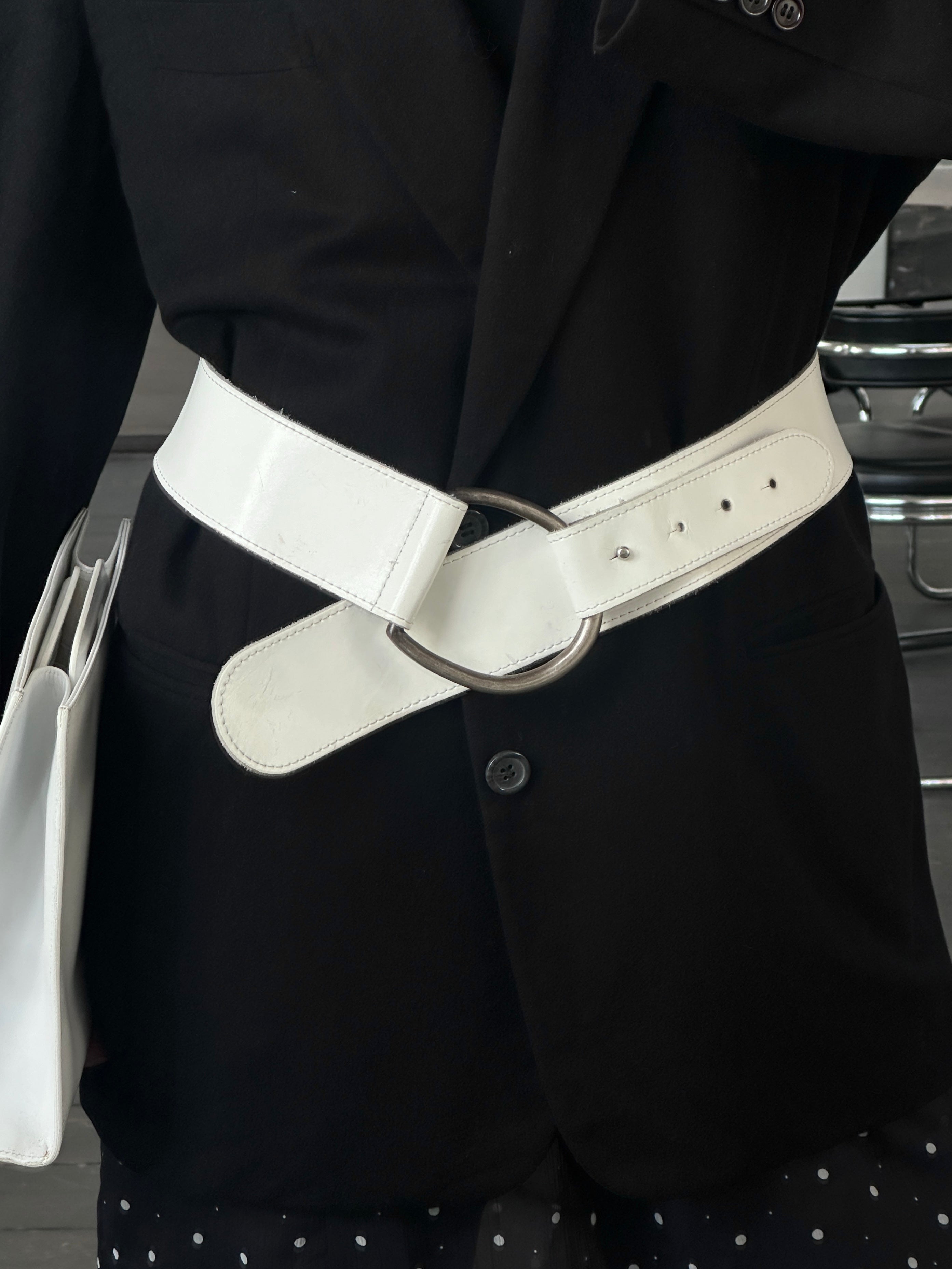 Vintage 1990s chrome chunky leather belt in size W36-40, featuring a shiny metal buckle and distressed leather strap.