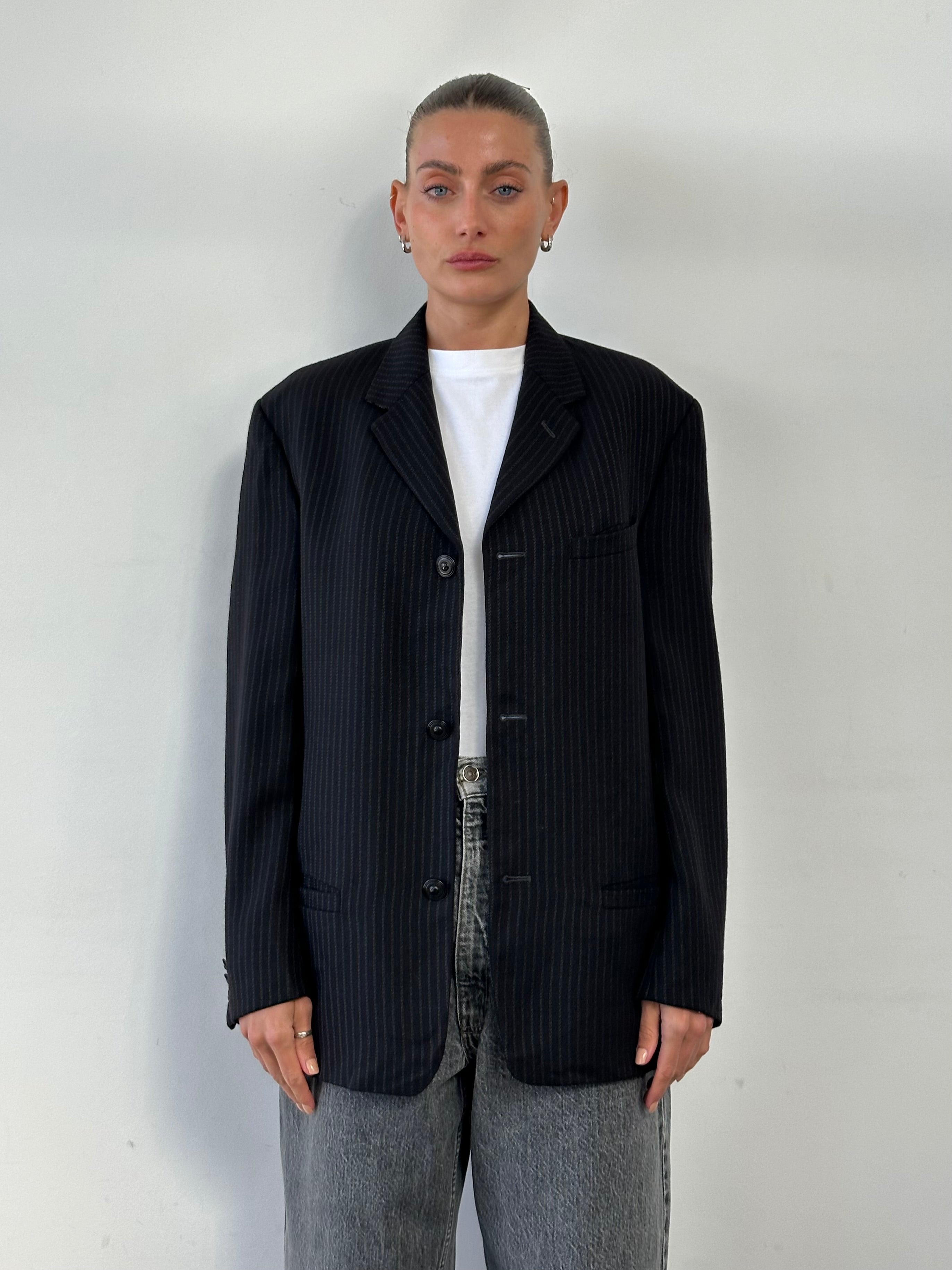 Gianni Versace Versus 90s bespoke single-breasted blazer in relaxed fit, size 38R/M, in classic dark fabric with subtle detailing.