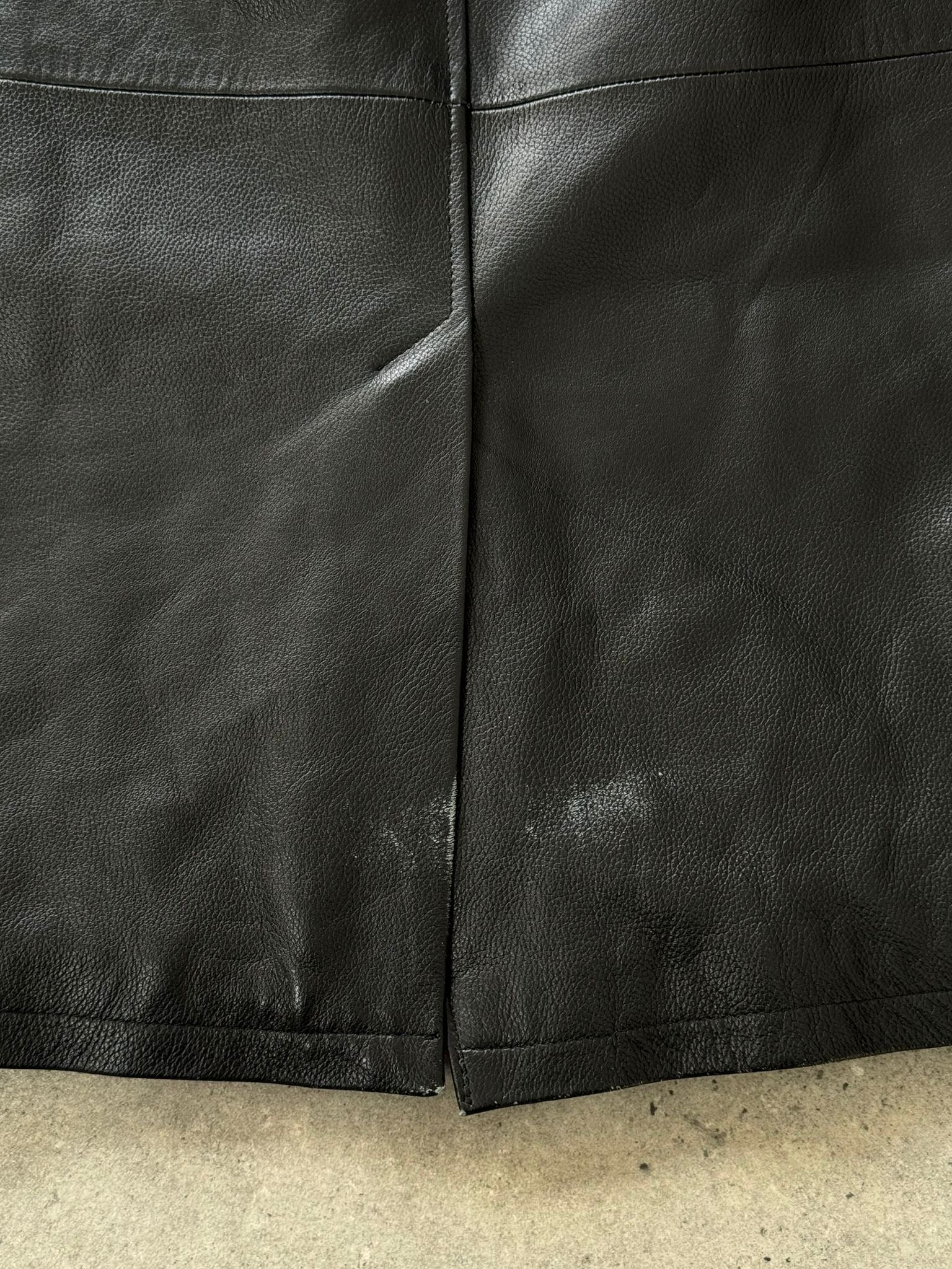 Conbipel 1990s leather trench coat in XL, stylish vintage leather jacket with classic design and detailed stitching.