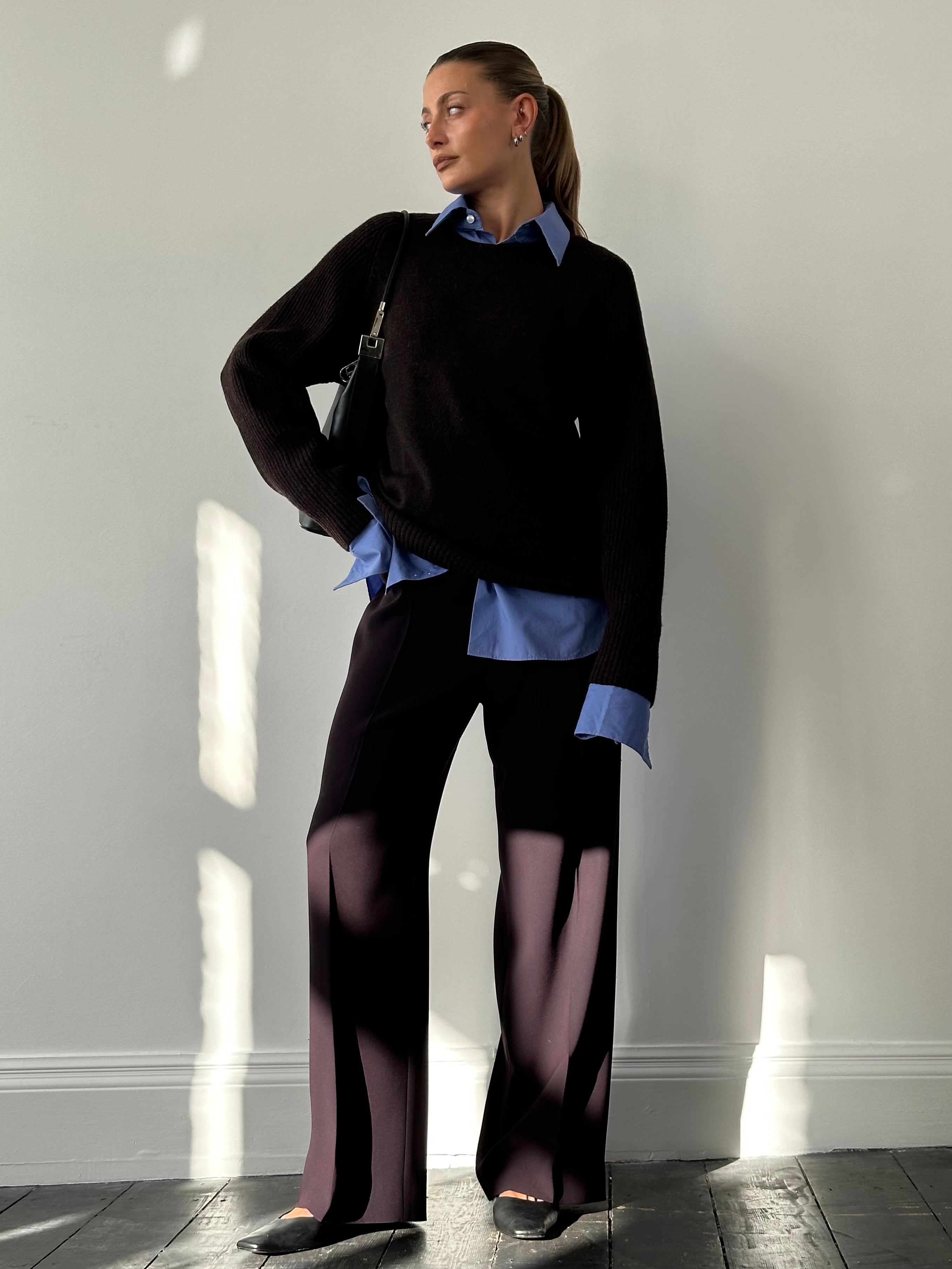 Max Mara minimal wide-leg trousers in W32, showcasing soft fabric, tailored fit, and classic silhouette for a sophisticated look.