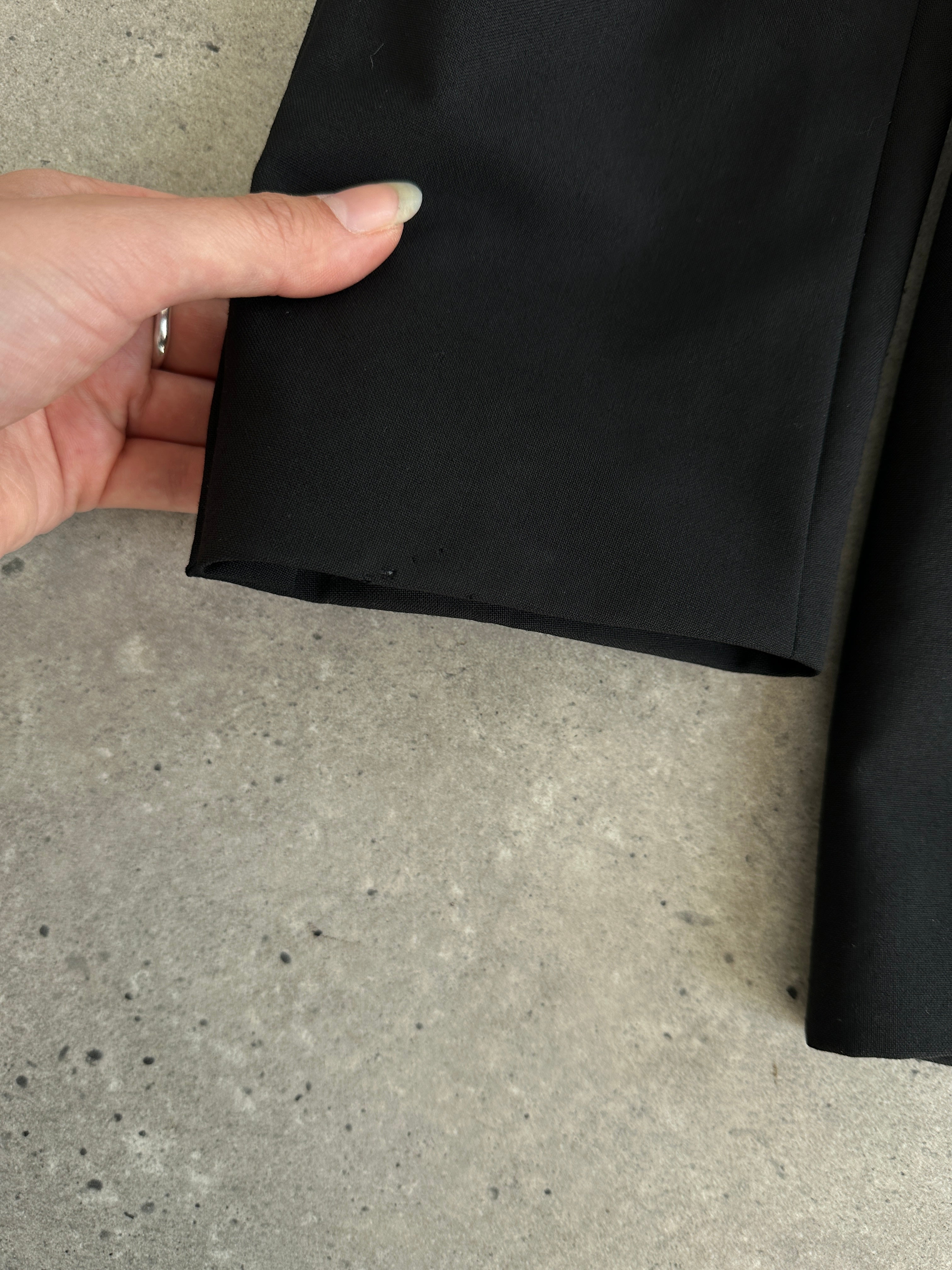 Jaeger tuxedo suit in pure wool, double-breasted design, size 42R/W28, featuring classic lapels and tailored fit.