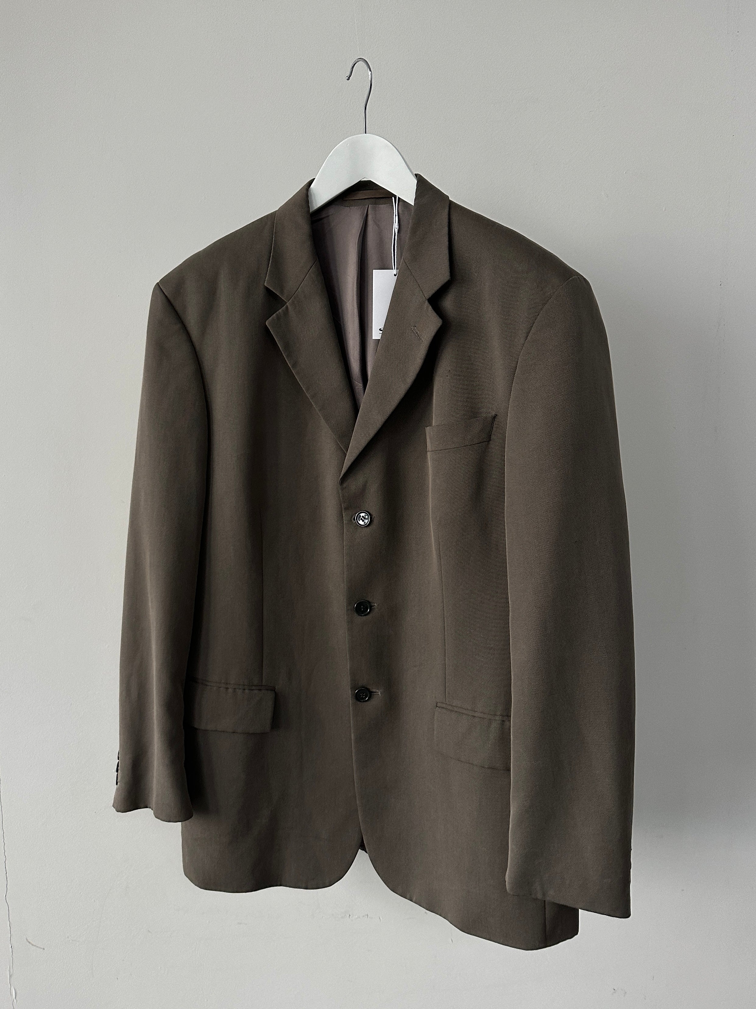 Vintage relaxed single-breasted blazer in size L/XL, featuring classic tailored design and neutral fabric for versatile style.