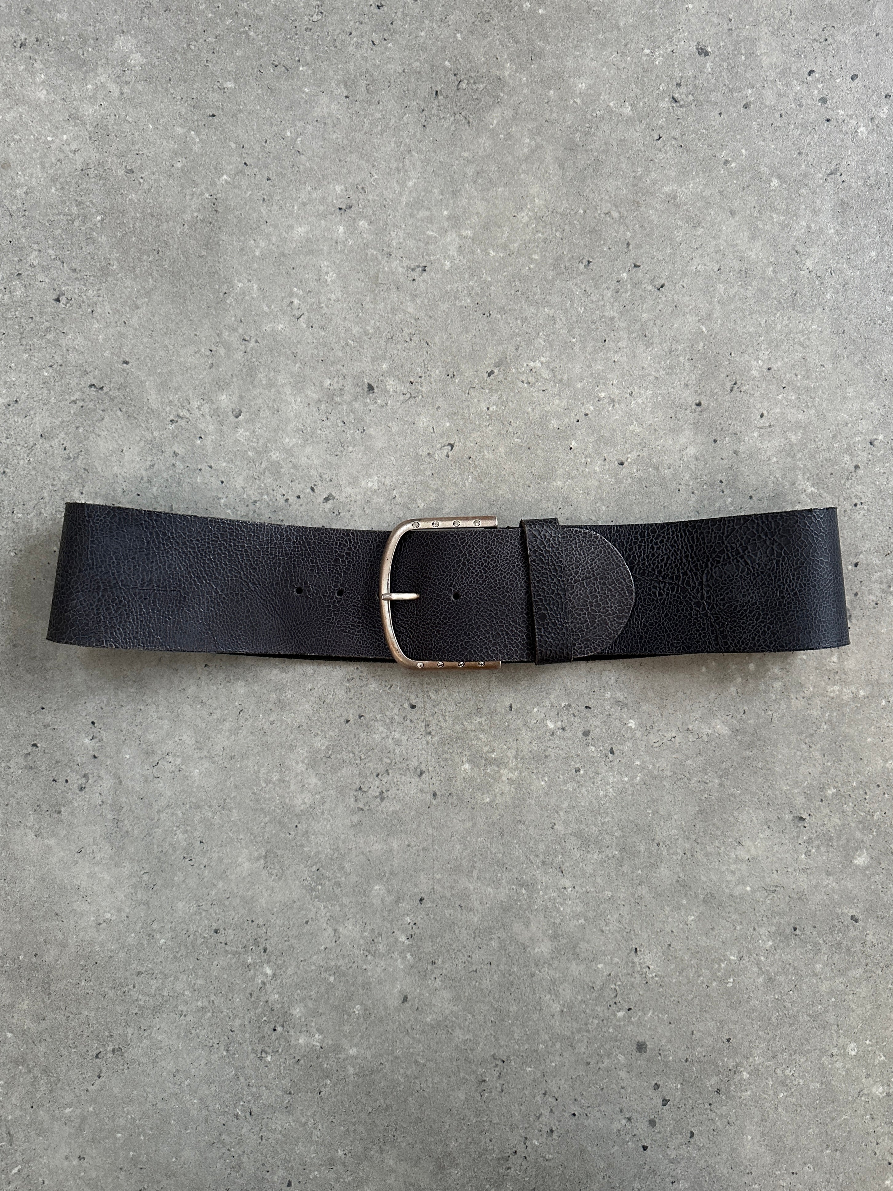 Vintage Italian 1990s chunky leather belt with adjustable W33-37, featuring a classic design and sturdy buckle.
