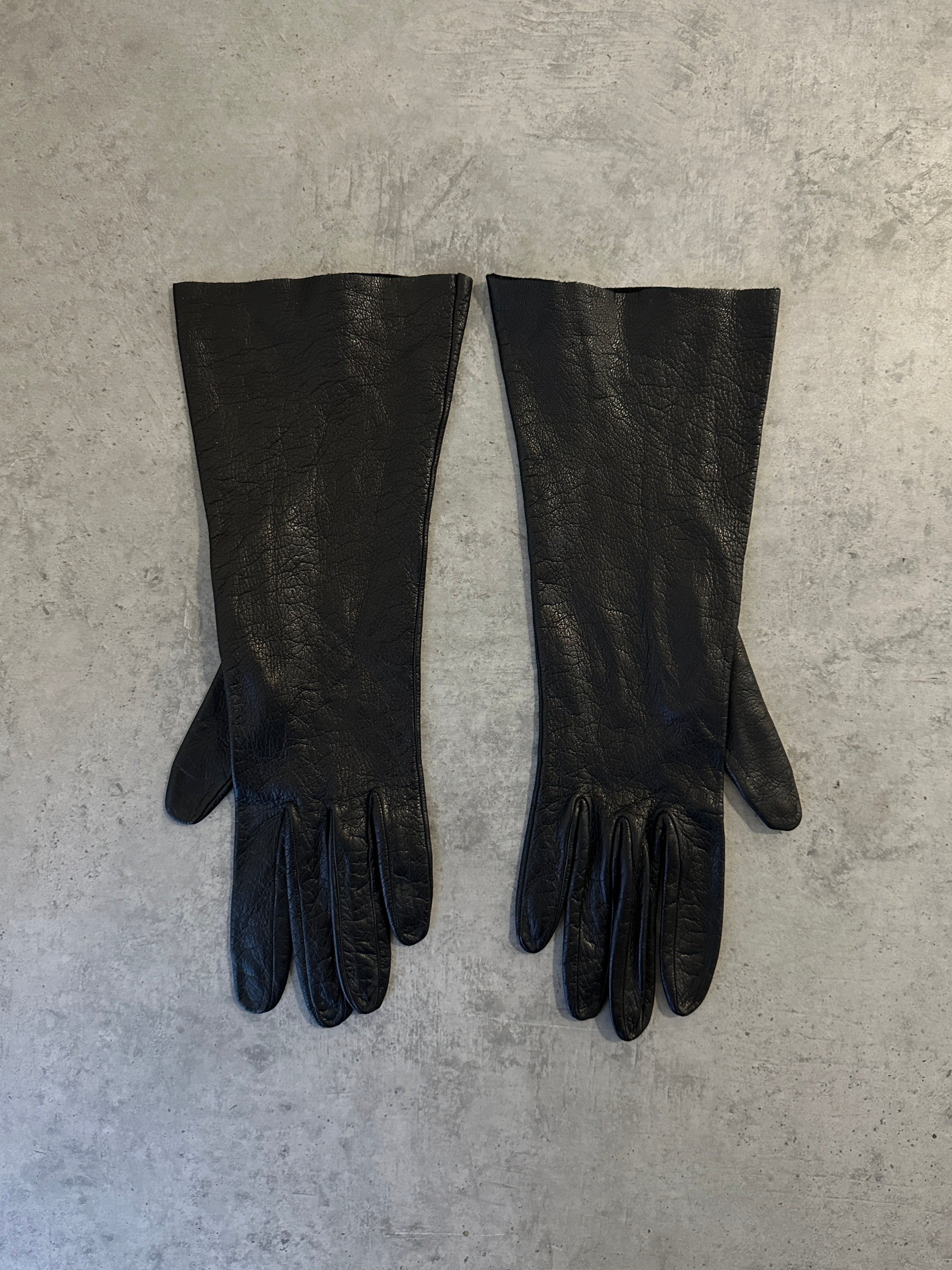 Vintage 1990s leather gloves in small size, featuring classic design and smooth brown leather for vintage style.