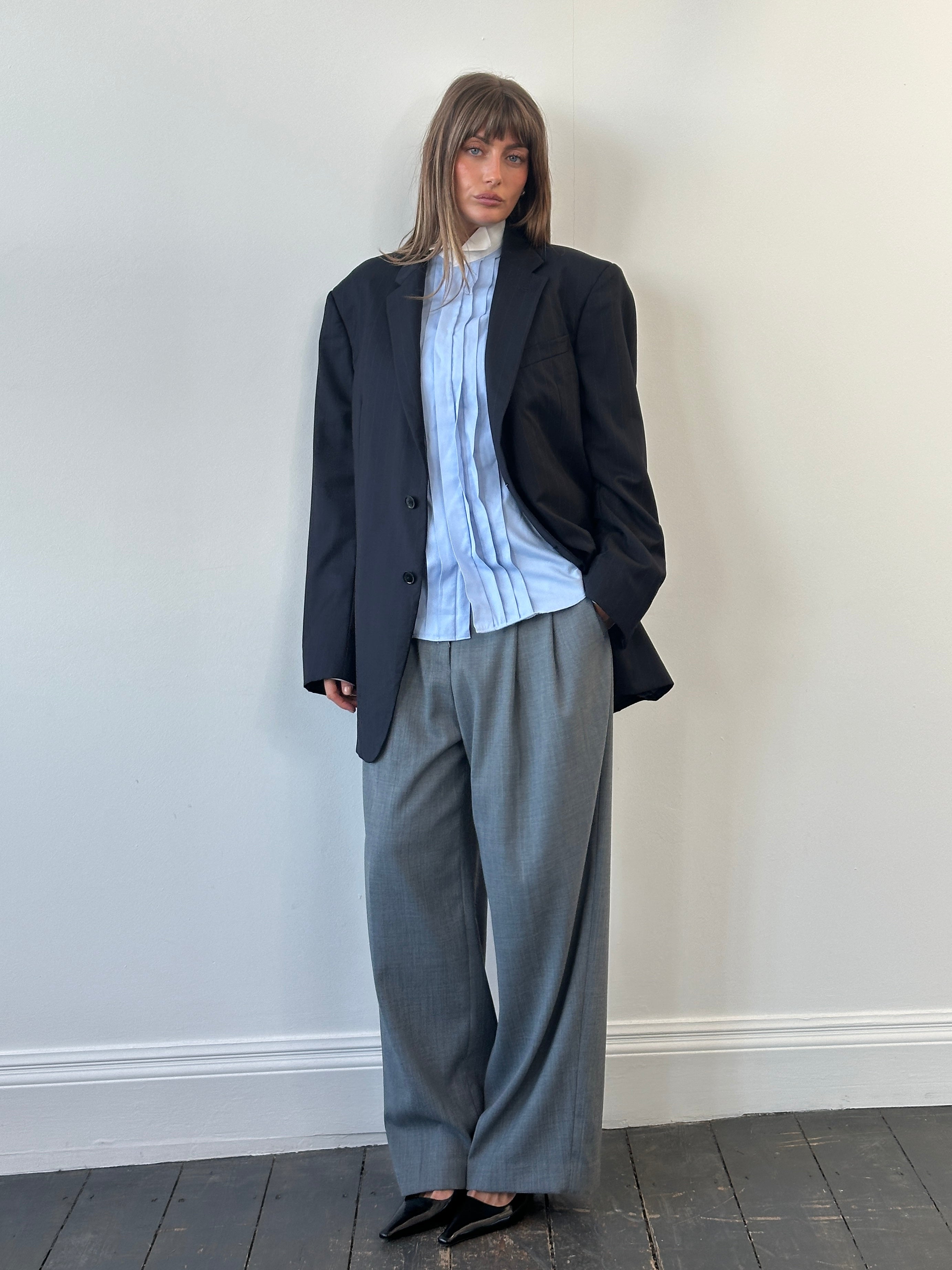 Armani Collezioni 2000s pure wool striped single-breasted blazer in size 44L/XXL, navy and gray with notch lapel and button closure.