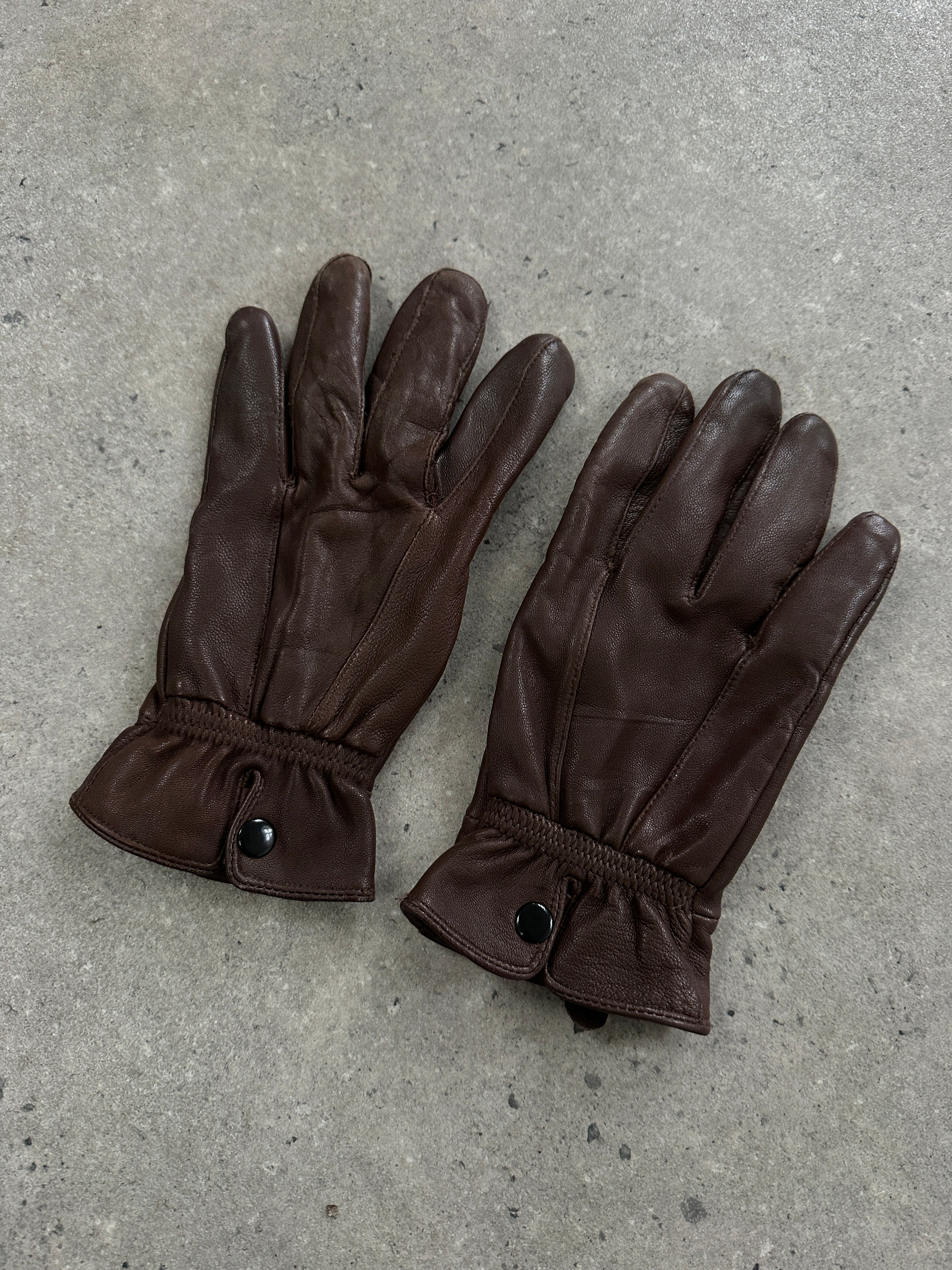 Vintage leather gloves in size M, stylish and classic, featuring smooth leather with stitched detailing.