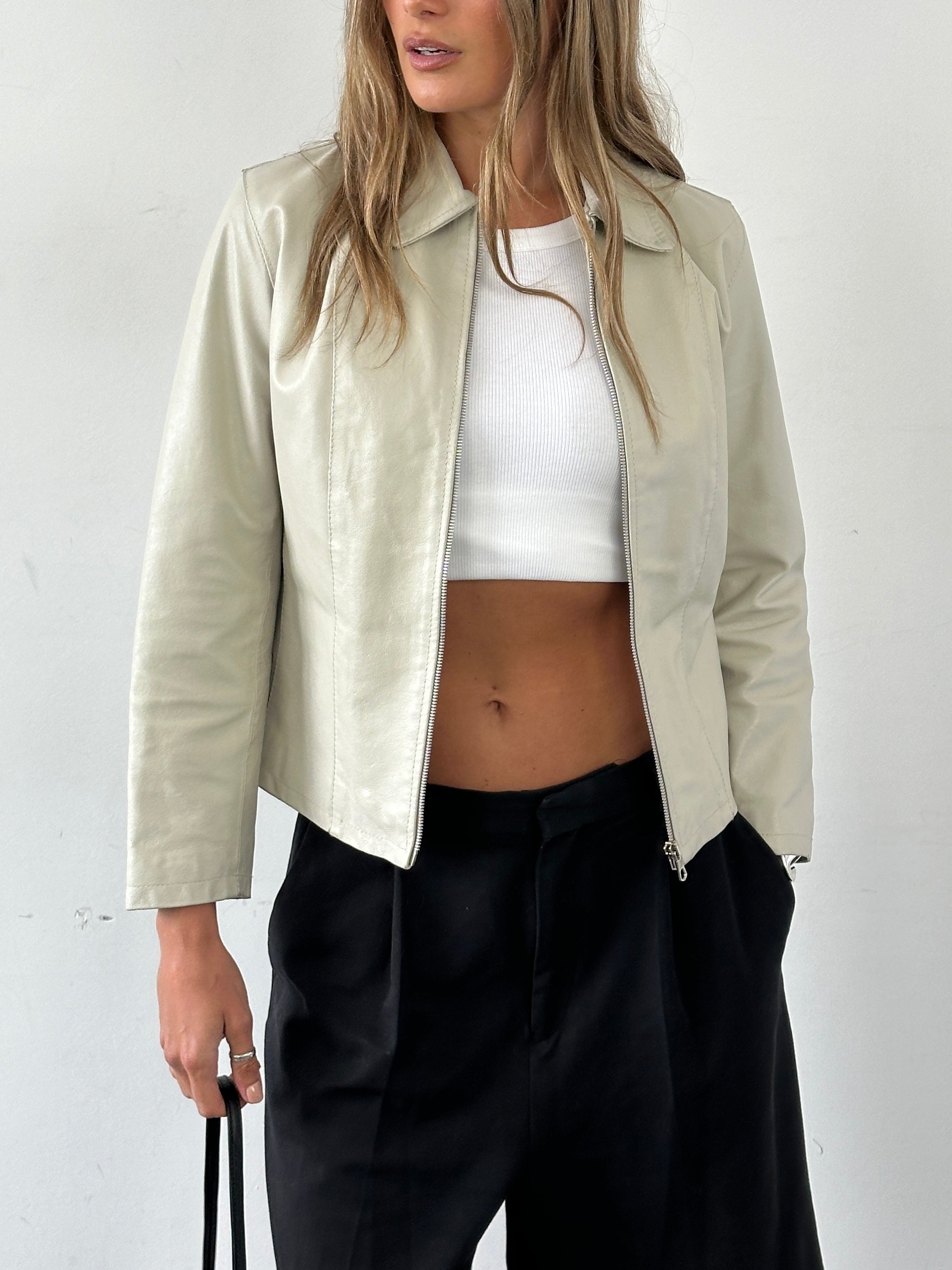 Vintage Italian vintage leather zip-up jacket in size S with classic design and textured brown leather.