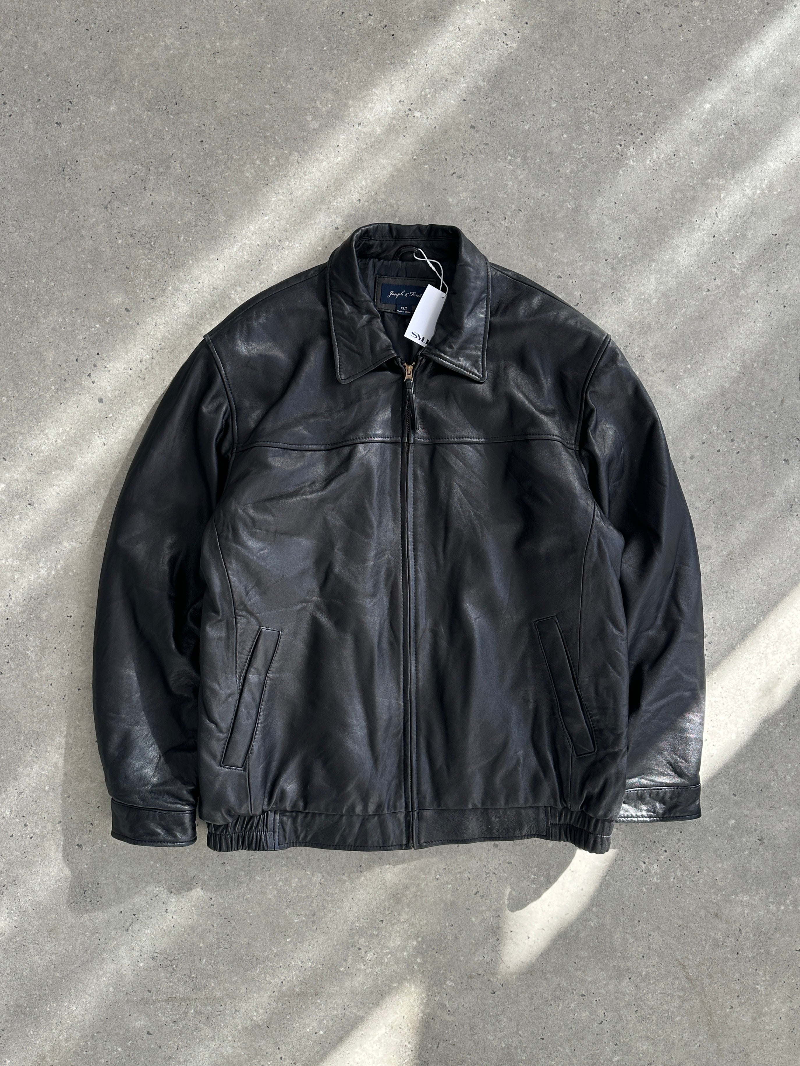 Vintage minimal leather bomber jacket in XL/XXL, featuring classic design and smooth leather material.