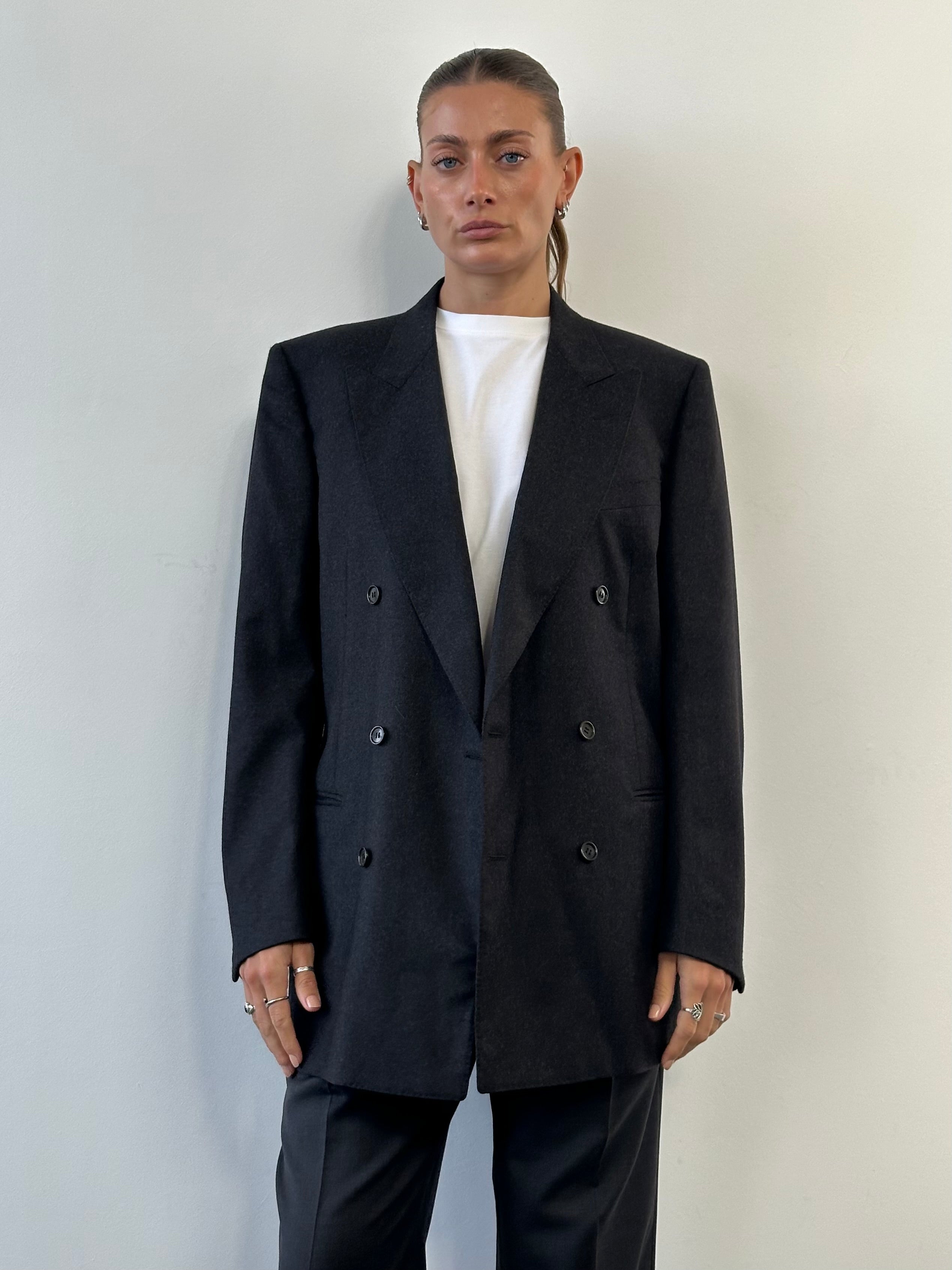 Vintage Italian double-breasted blazer in size M/L, tailored with classic lapels and structured fit, suitable for stylish formal wear.