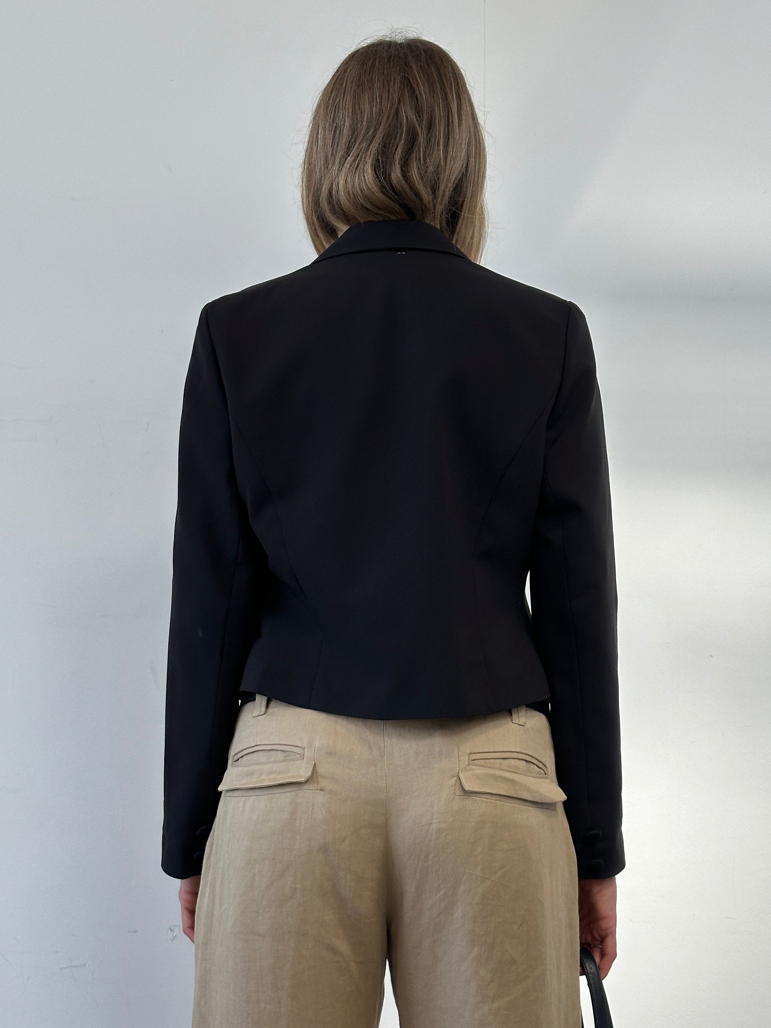 Vintage cropped double-breasted blazer in size M, stylish tailored blazer with classic lapels and button details.