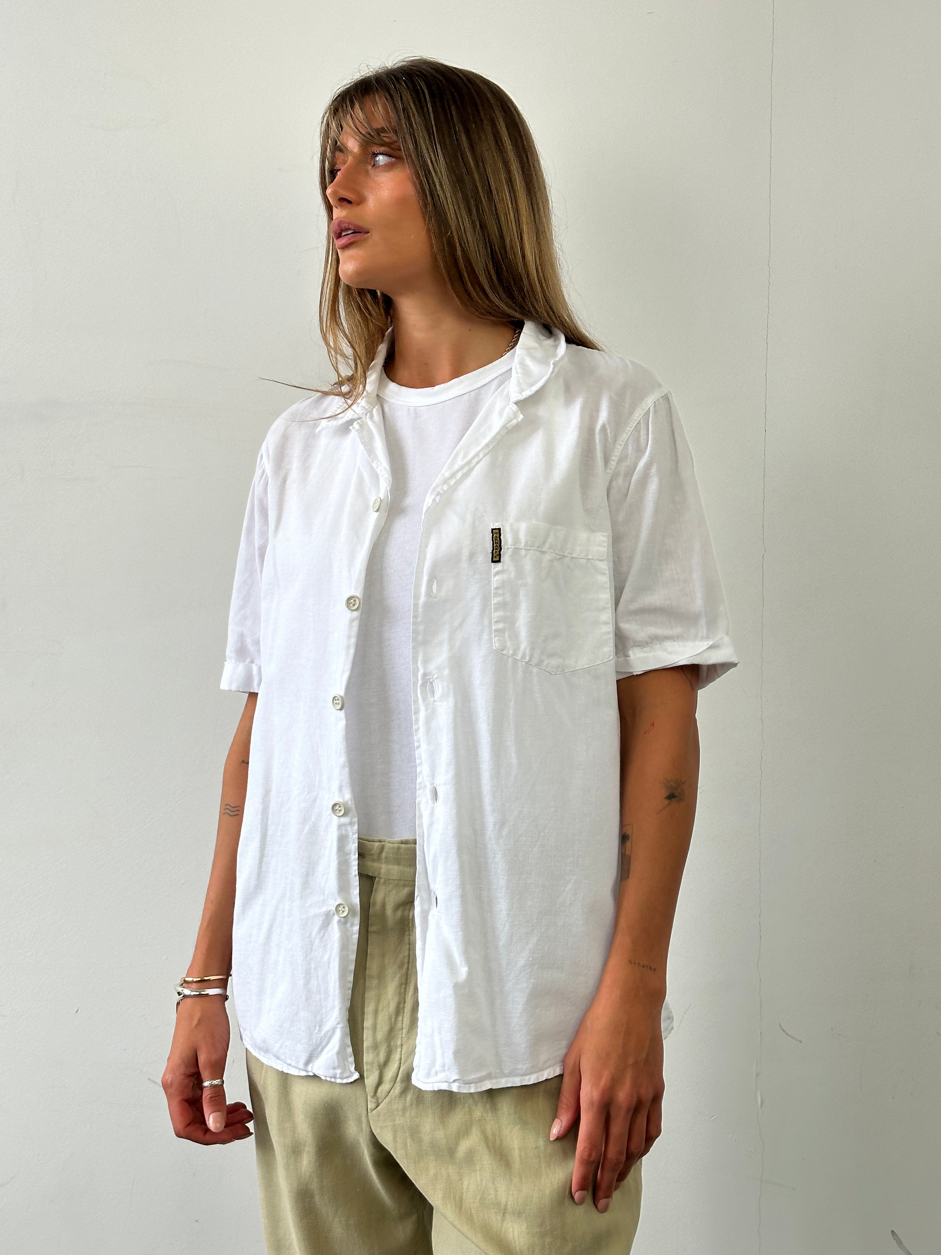 Armani Jeans cotton linen short sleeve logo shirt in size M/L, featuring a casual fit and subtle brand logo on the chest.