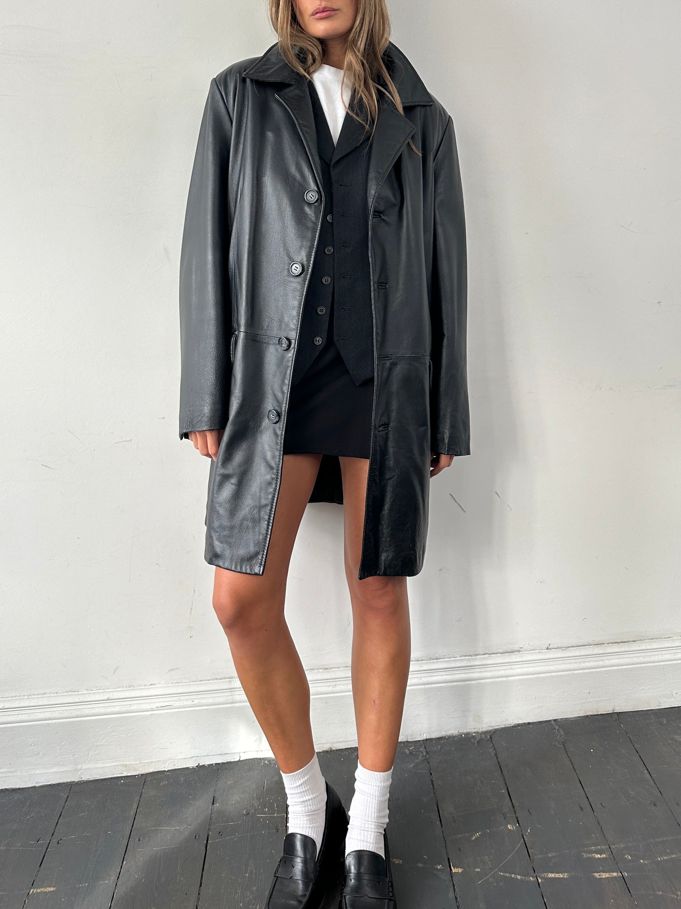 Vintage Italian leather trench coat in large/extra-large size, stylish vintage jacket with classic design and rich leather texture.