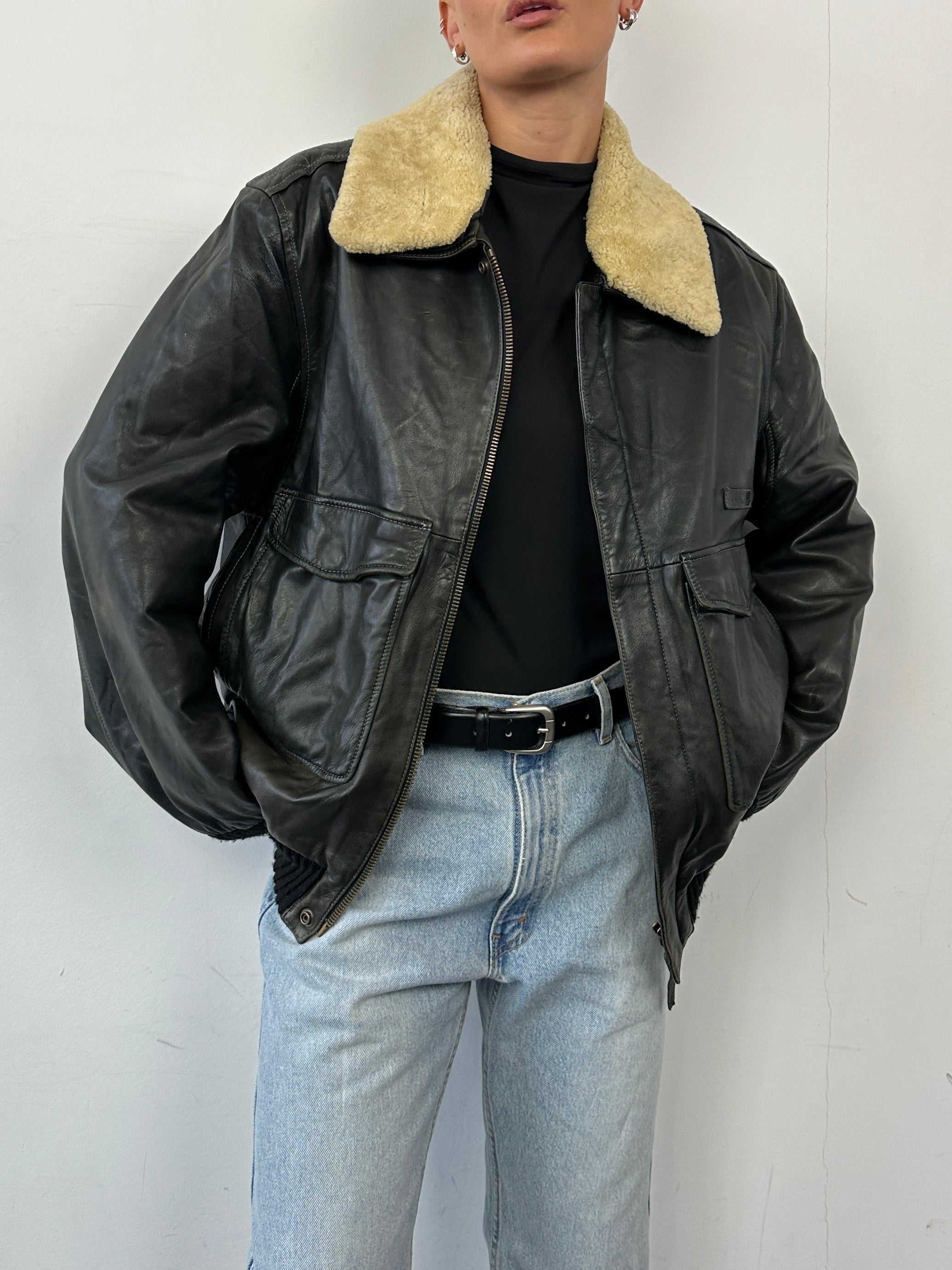 Vintage aviator leather bomber jacket with removable fur collar, size L/XL, featuring classic design and rugged style.