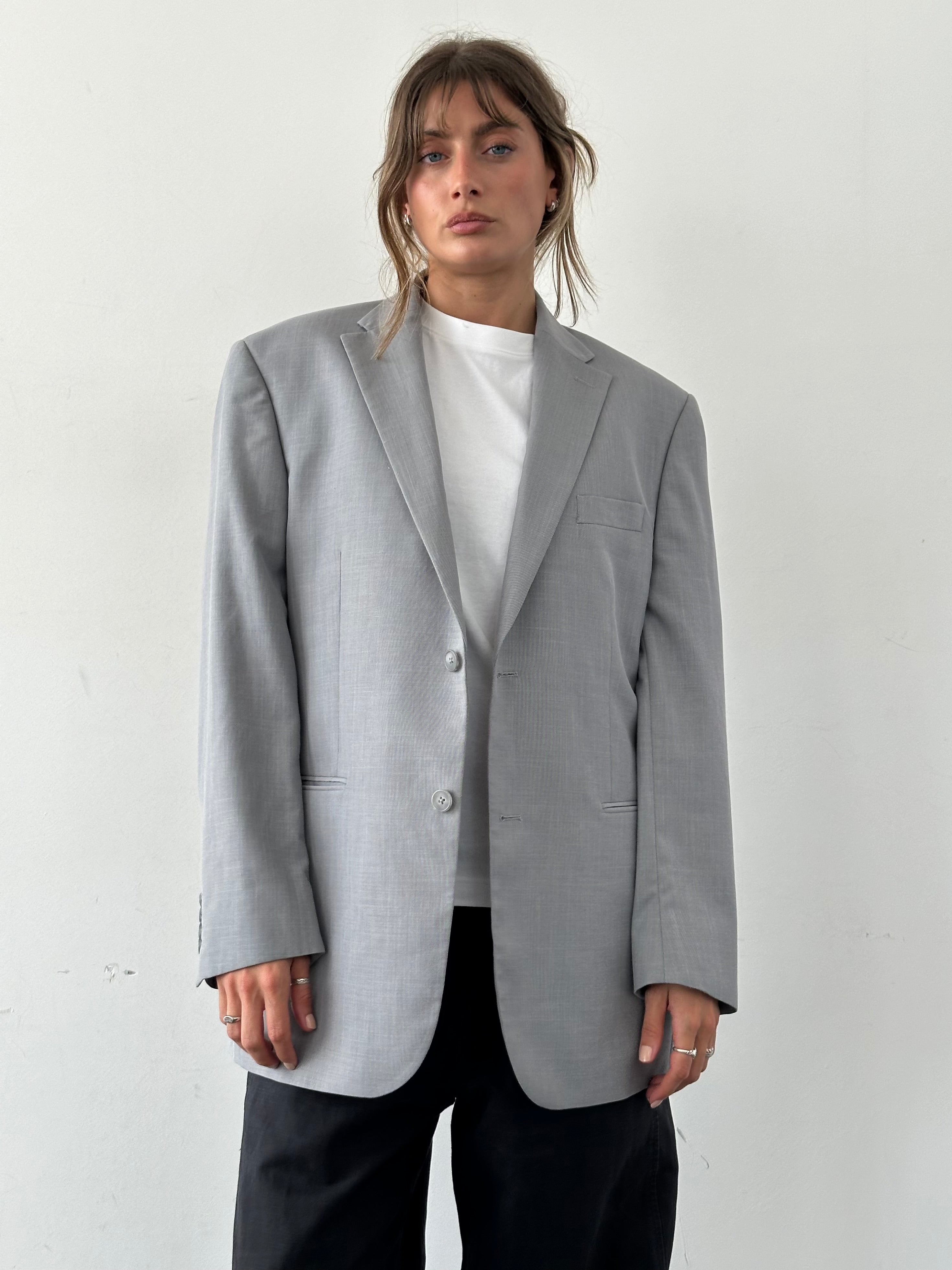 Vintage single-breasted blazer size 42R/XL, tailored fit, classic style, in neutral fabric, displayed on a hanger.
