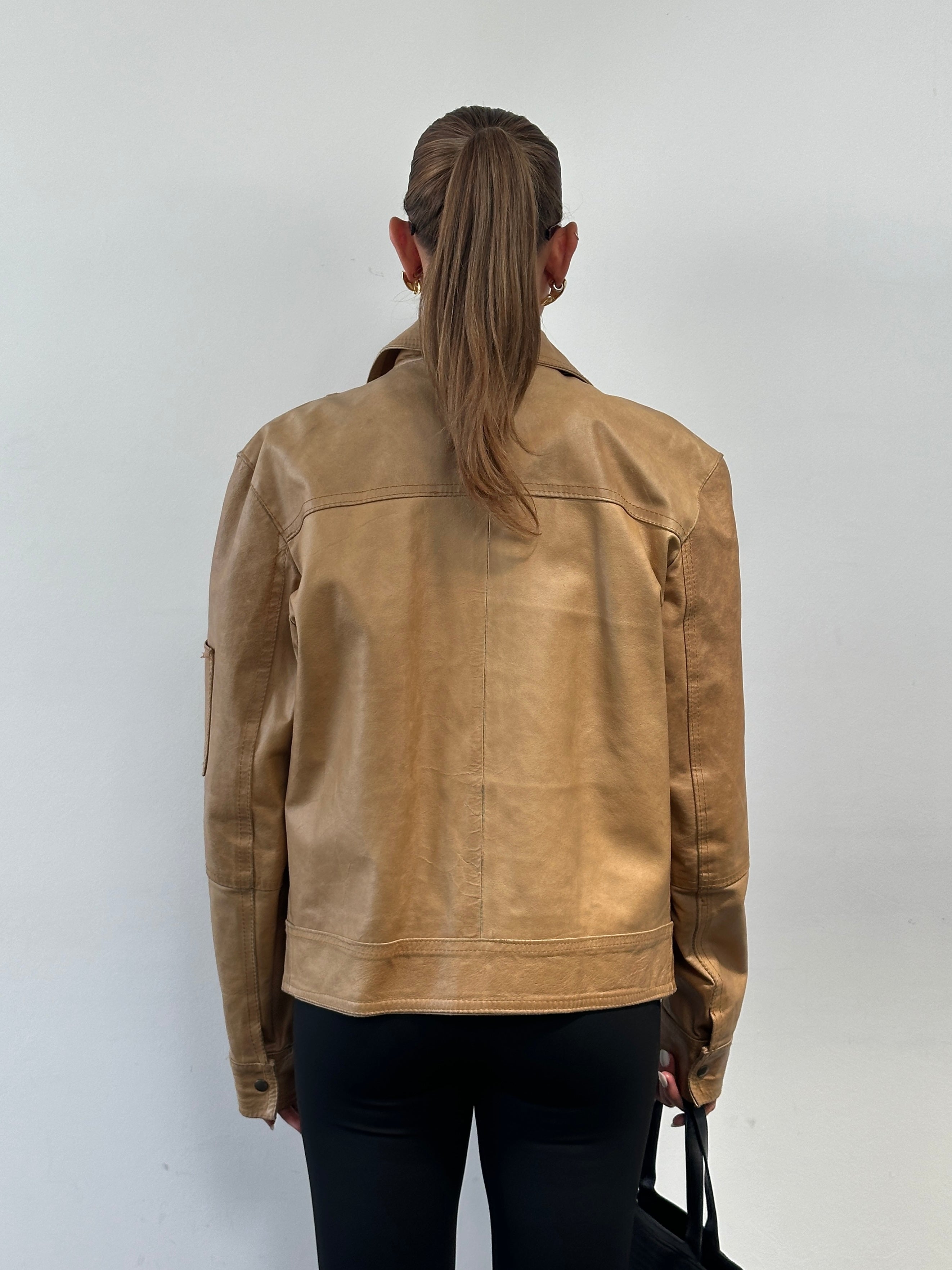 Vintage Italian leather jacket in size M/L, showcasing classic distressed leather with detailed stitching and a timeless vintage style.