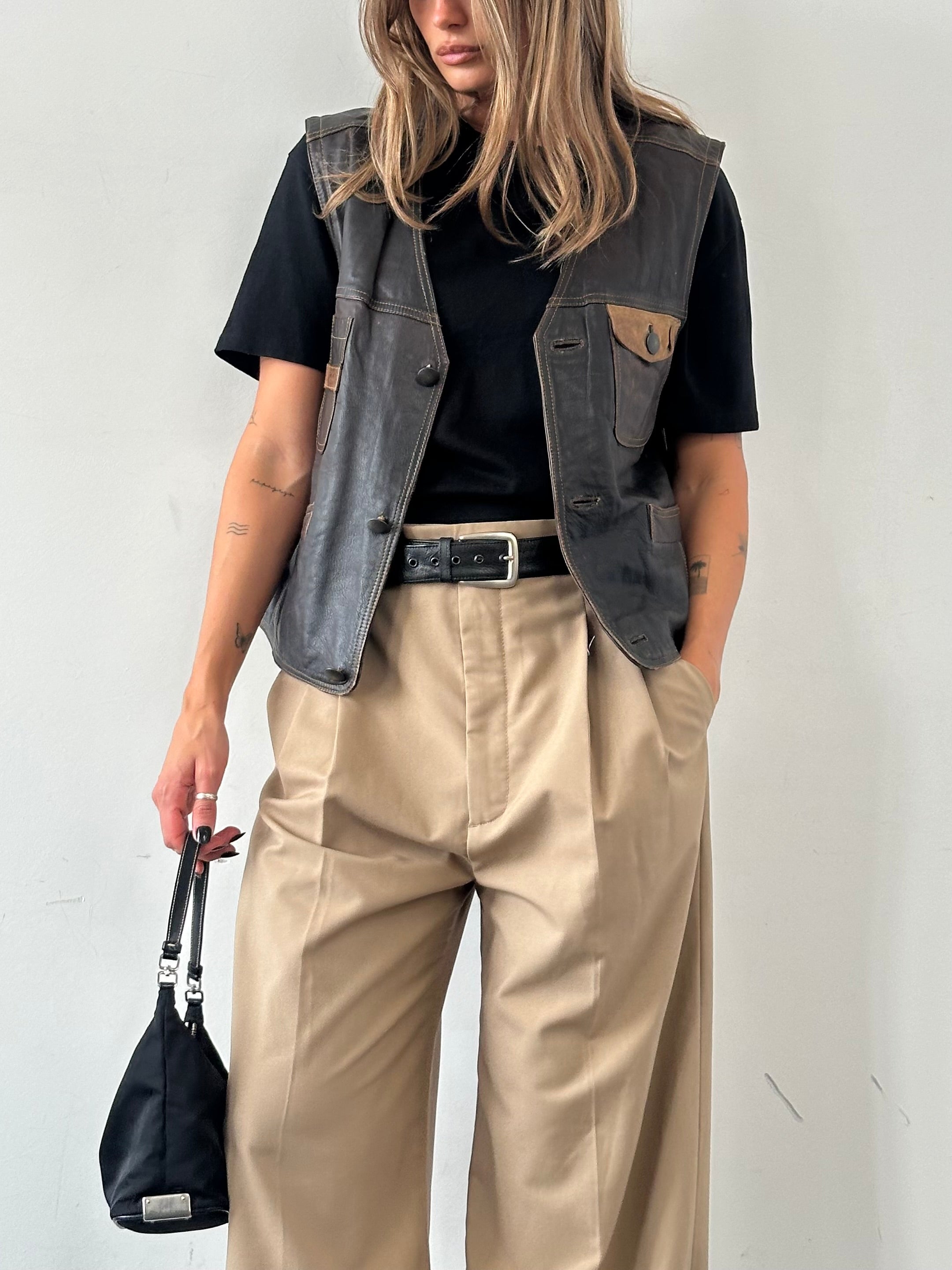 Vintage camel distressed leather waistcoat in size M, featuring a rugged, worn-in look and classic sleeveless design.