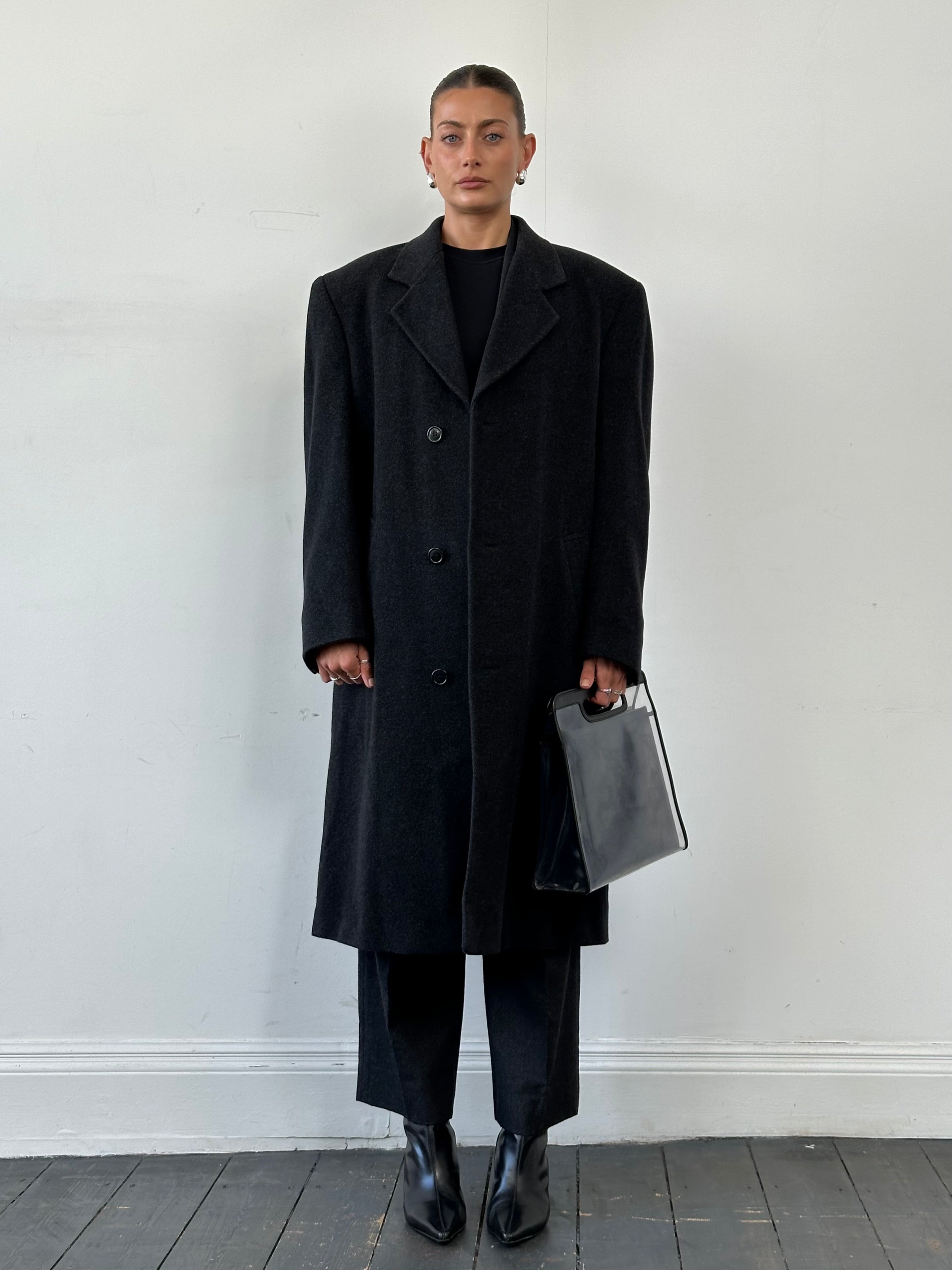 Oscar De La Renta wool and cashmere single-breasted coat in size 42R/XL, shown hanging with classic tailored design.