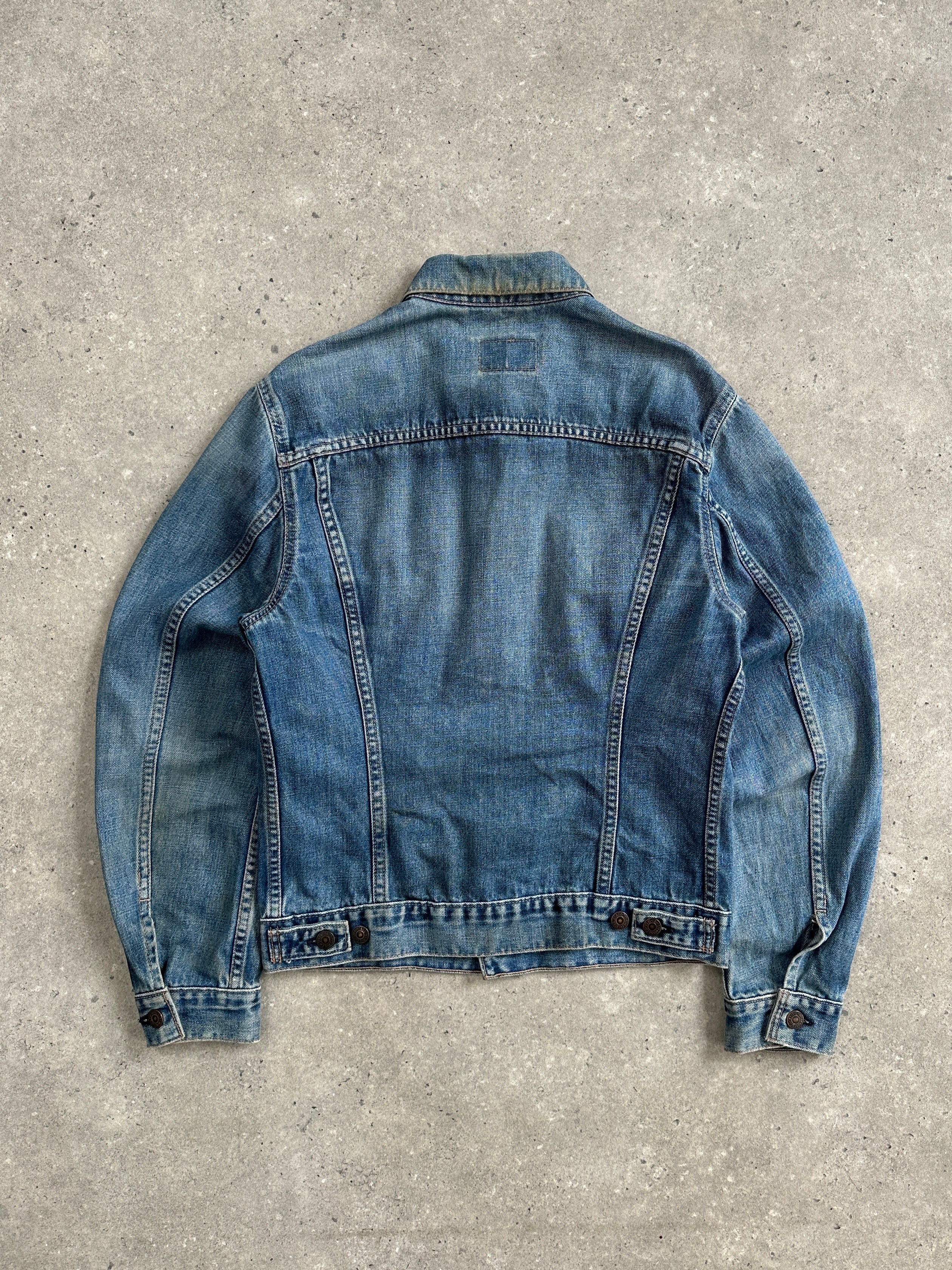 Levi’s 1990s faded denim jacket in size M, showcasing classic distressed denim with a button-front design and chest pockets.