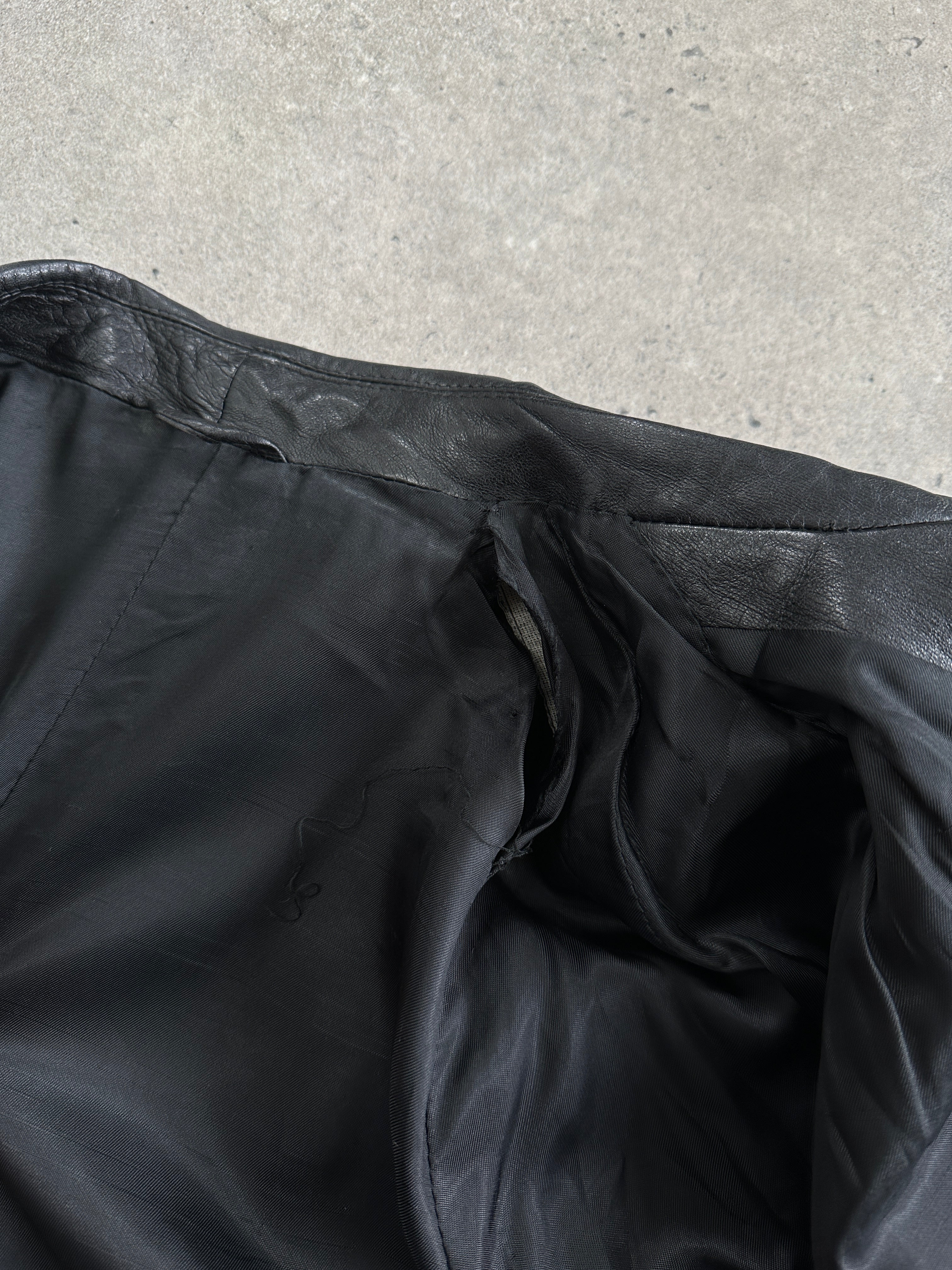 Vintage leather double-breasted belted trench coat, medium size, featuring classic design and stylish details.