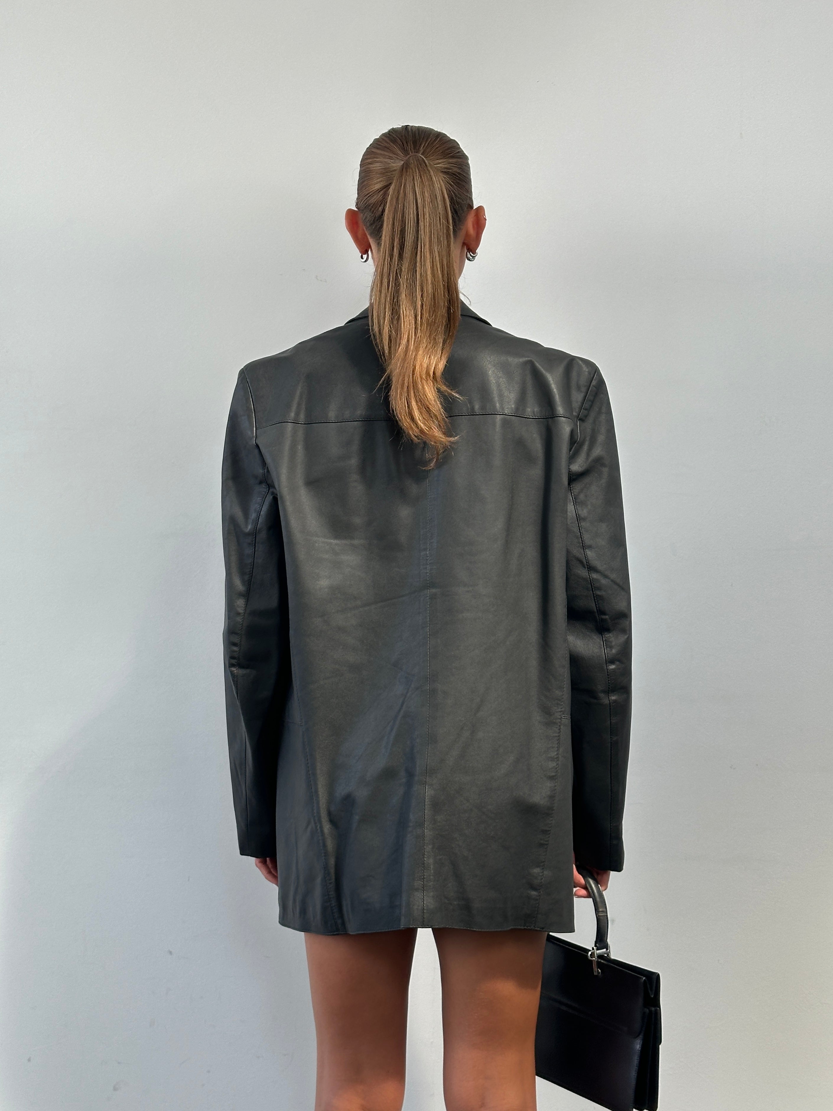 Vintage leather blazer jacket in size L/XL with classic design, featuring a tailored fit and authentic leather texture.