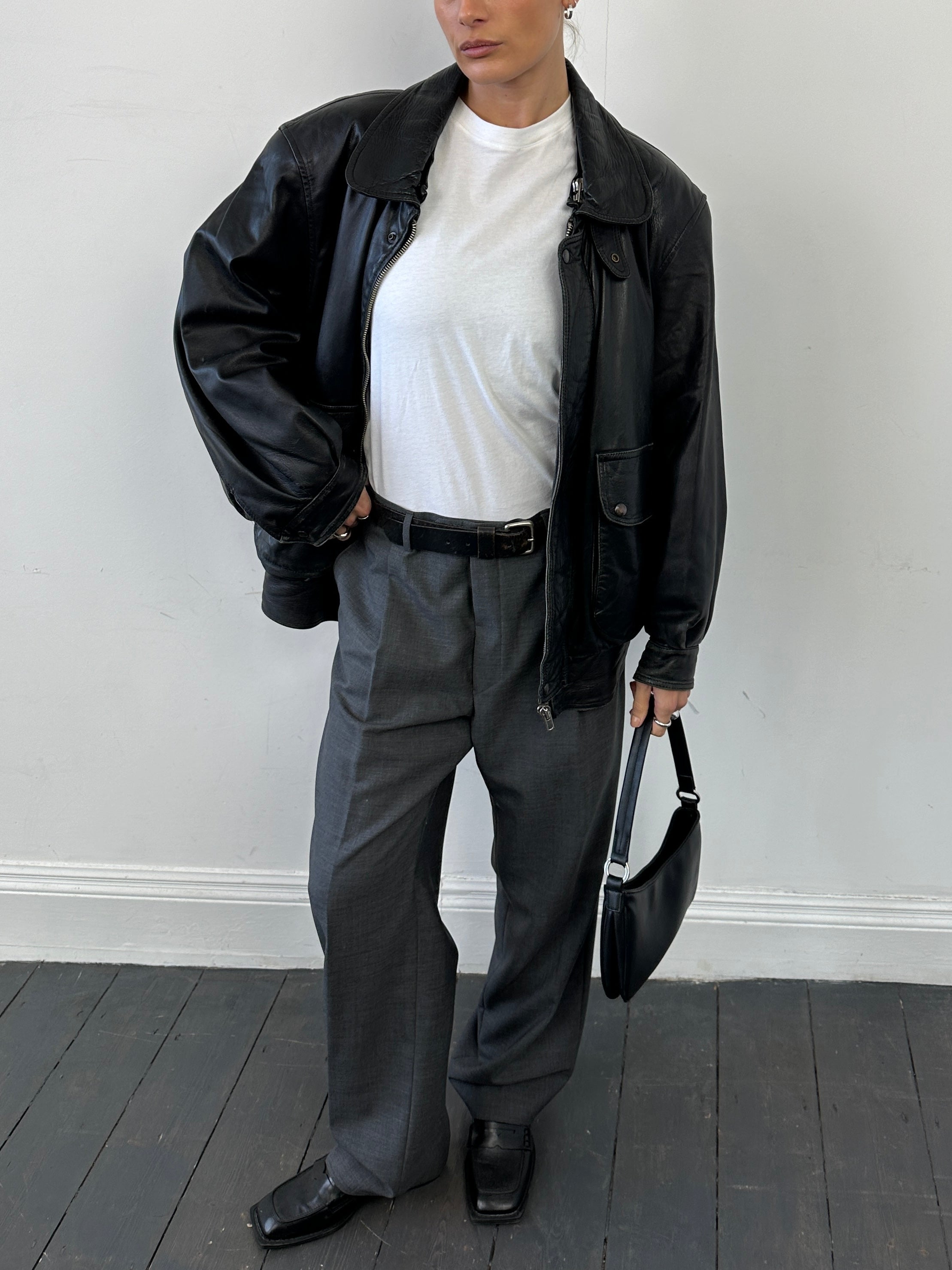 Vintage leather bomber jacket in size M/L, featuring classic design with ribbed collar, cuffs, and front zipper for a timeless look.