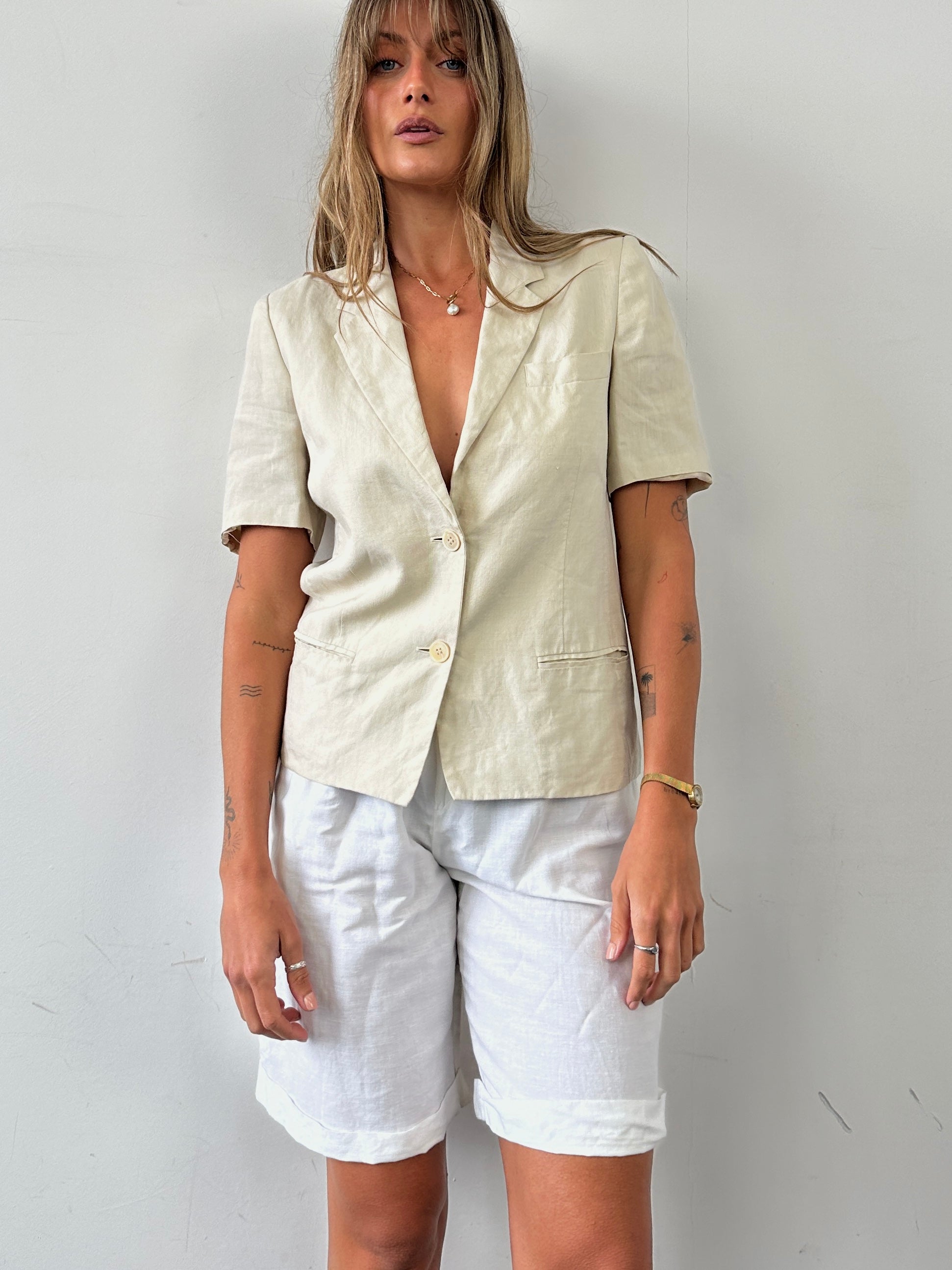 Max Mara pure linen short sleeve blazer in size S/M, light and stylish with a tailored fit and classic design.