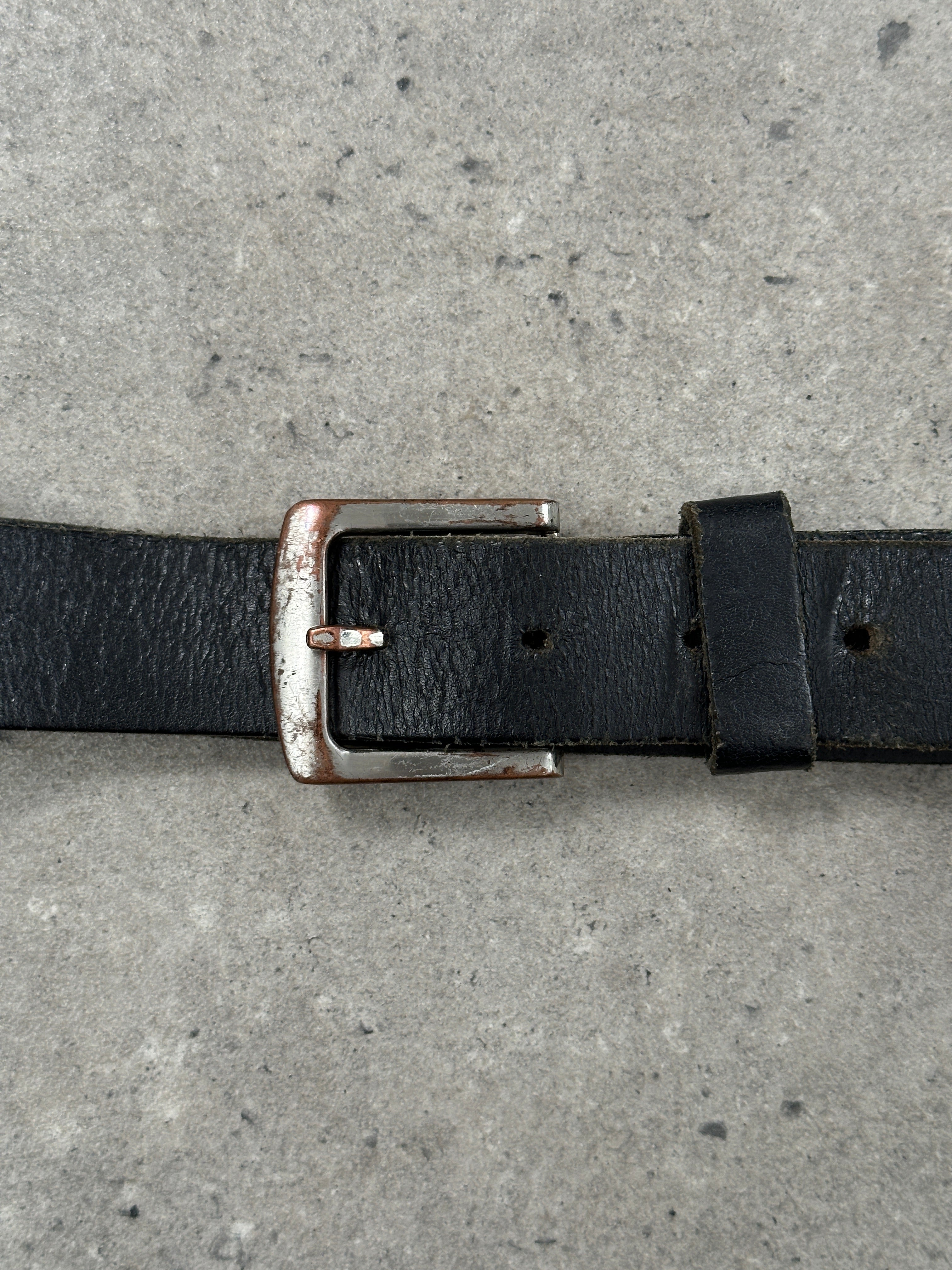 Vintage chrome leather belt in W34-38 with classic buckle, showcasing a stylish and durable accessory for everyday wear.