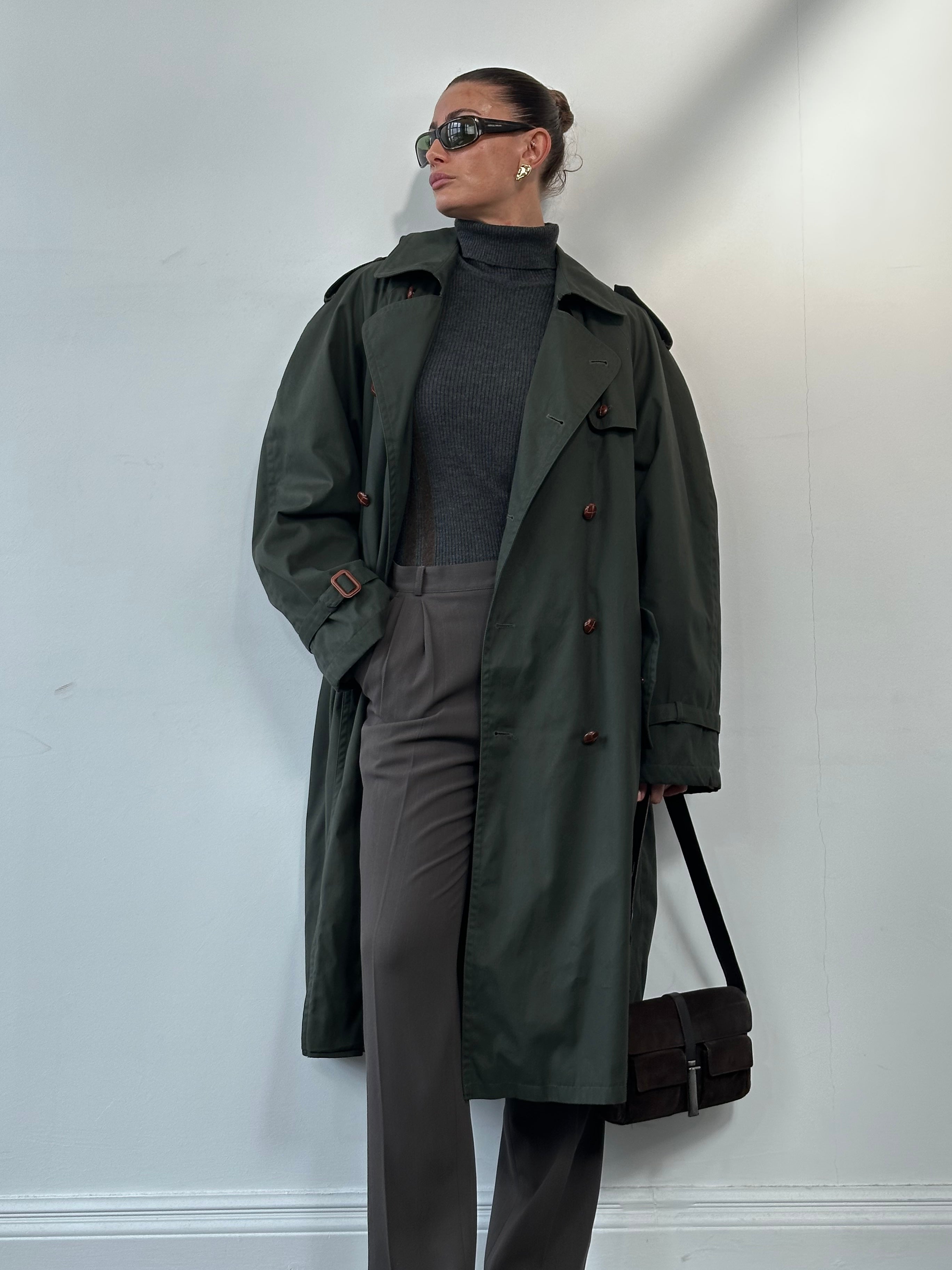 Vintage double-breasted trench coat in XL/XXL size, classic design with collar and button details, made of durable fabric.