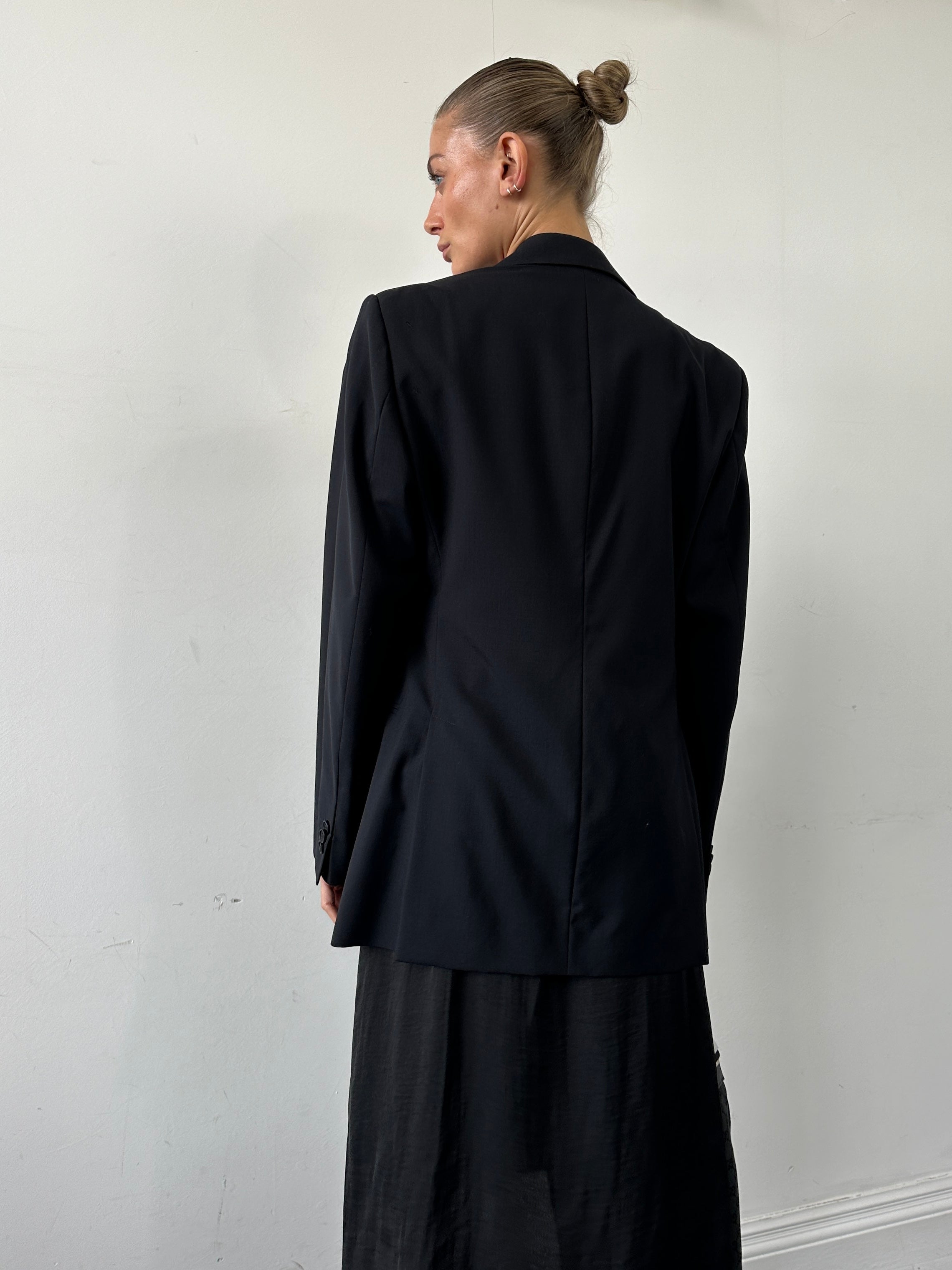 Emporio Armani wool single-breasted blazer in size 38R/M, tailored fit, dark charcoal color, displayed on a mannequin.