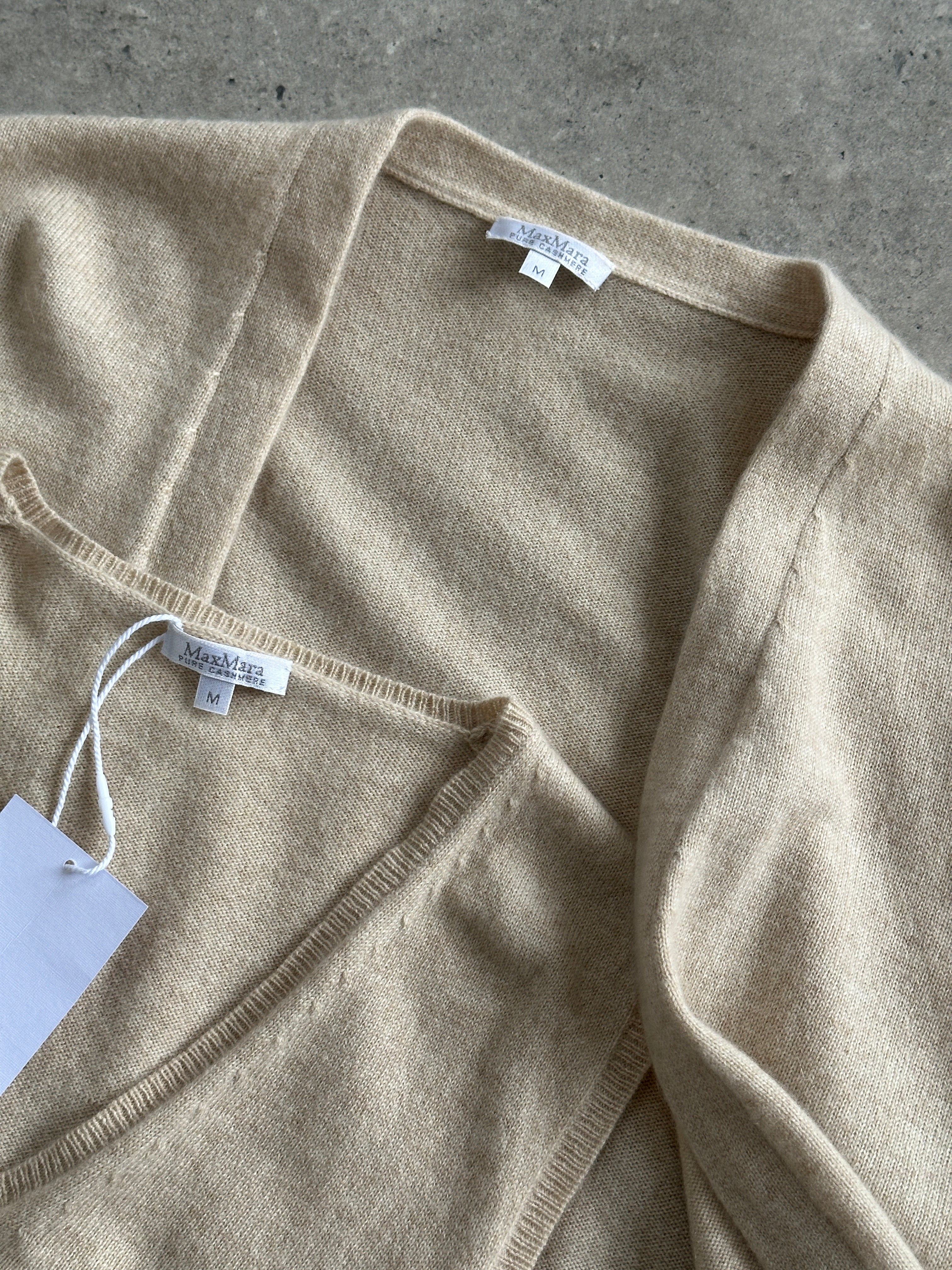 Max Mara pure cashmere two-piece vest and cardigan set, lightweight and soft, displayed on a neutral background.