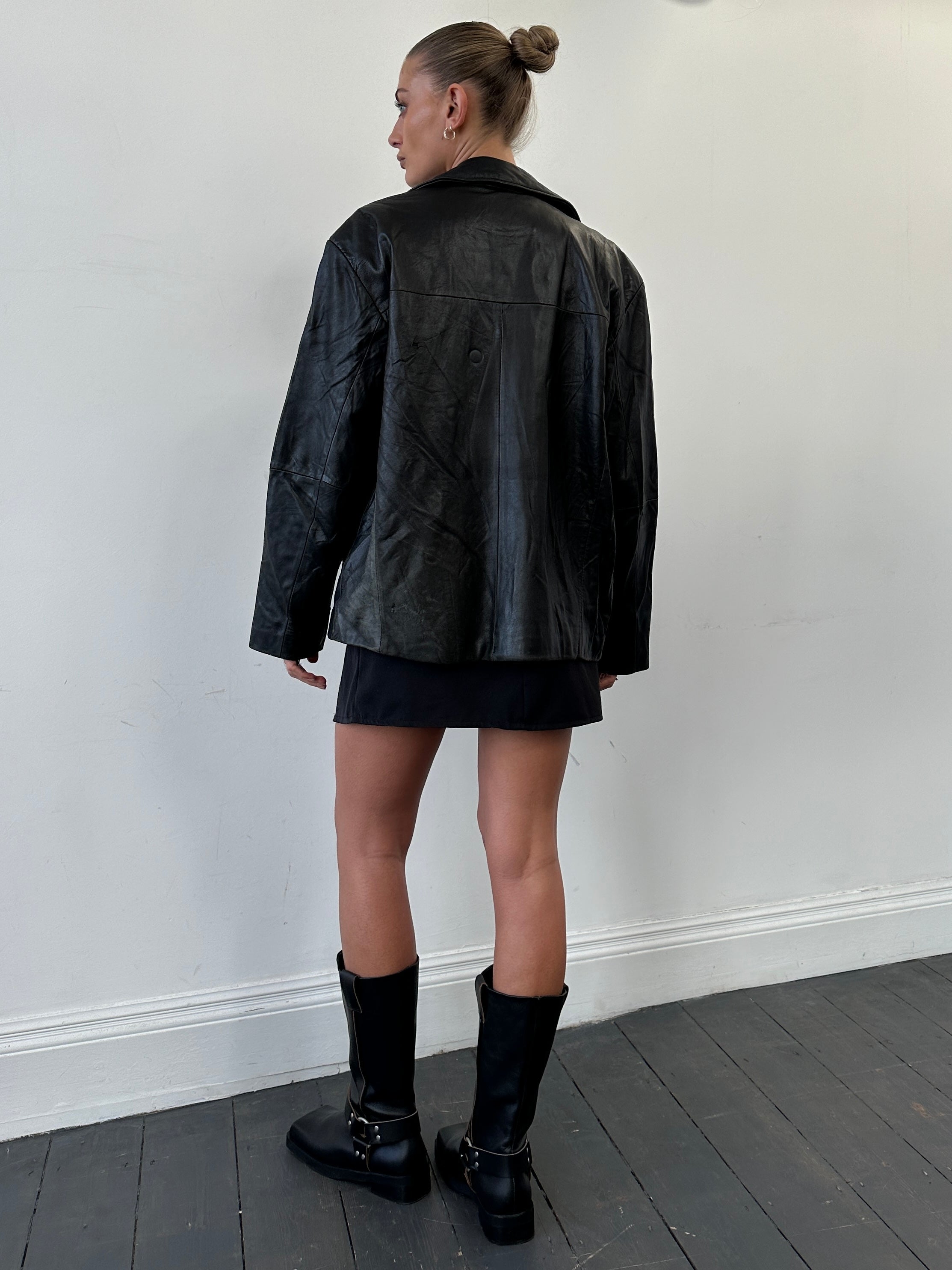Vintage minimal leather jacket in size M/L, featuring classic design and smooth leather texture, perfect for casual wear.