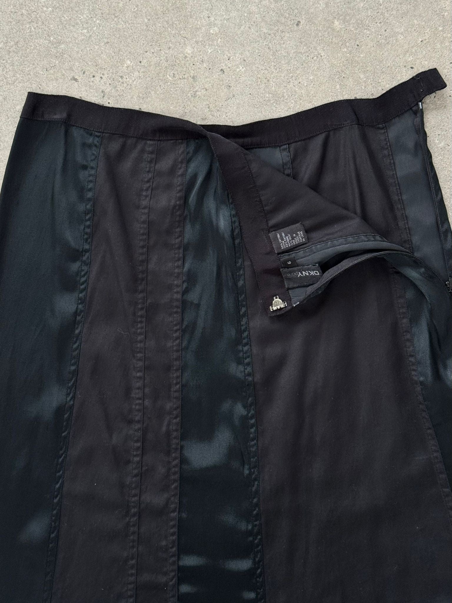 Vintage DKNY 2000s cotton panelled skirt in W28 with a fitted waist and multi-panel design, classic 2000s style.