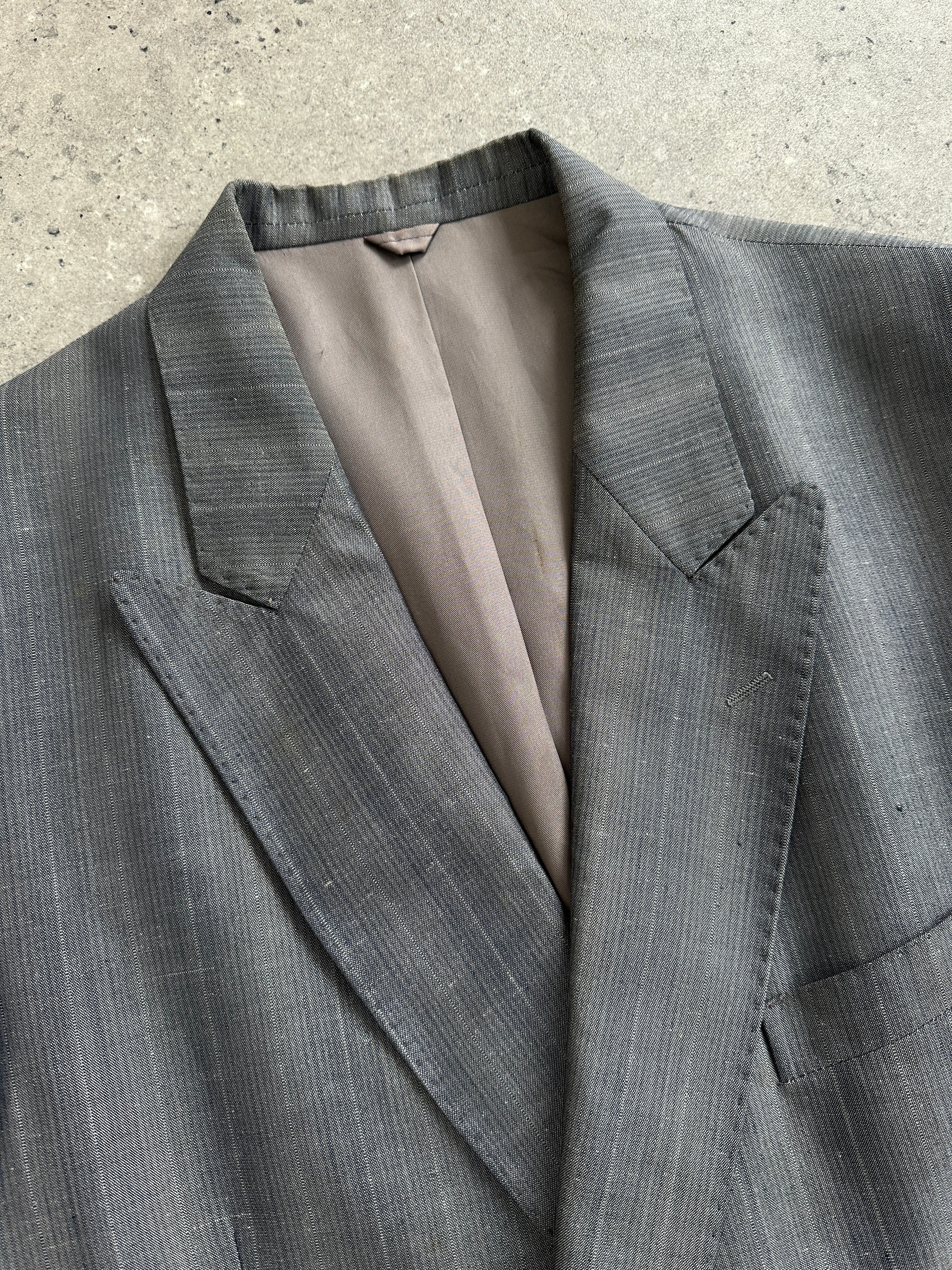 Vintage Italian boxy wool blazer with double-breasted design in L/XL size, featuring a classic tailored fit and textured fabric.