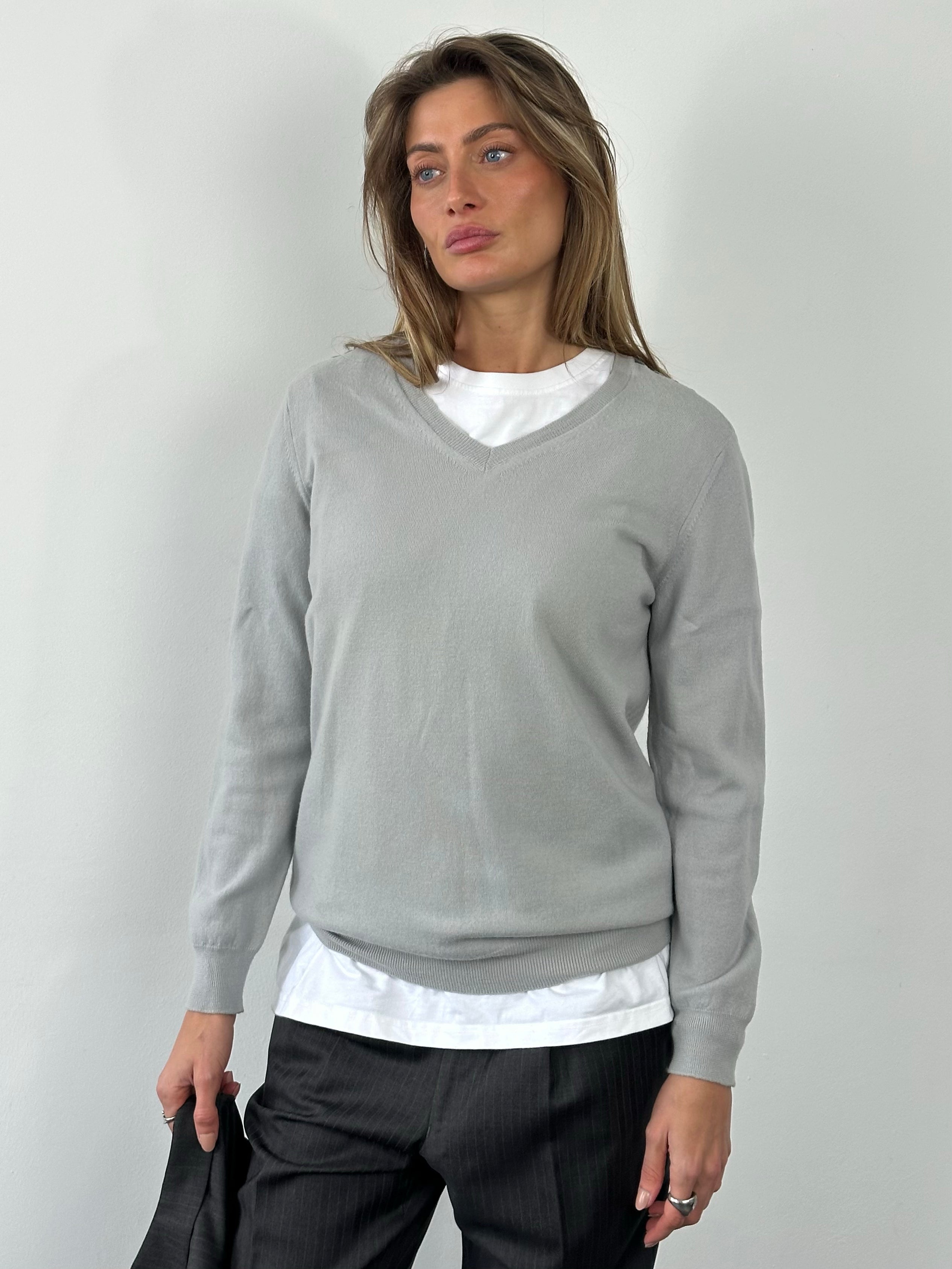 Burberry Brit merino wool V-neck jumper in navy, size M, featuring classic design and fine knit texture.