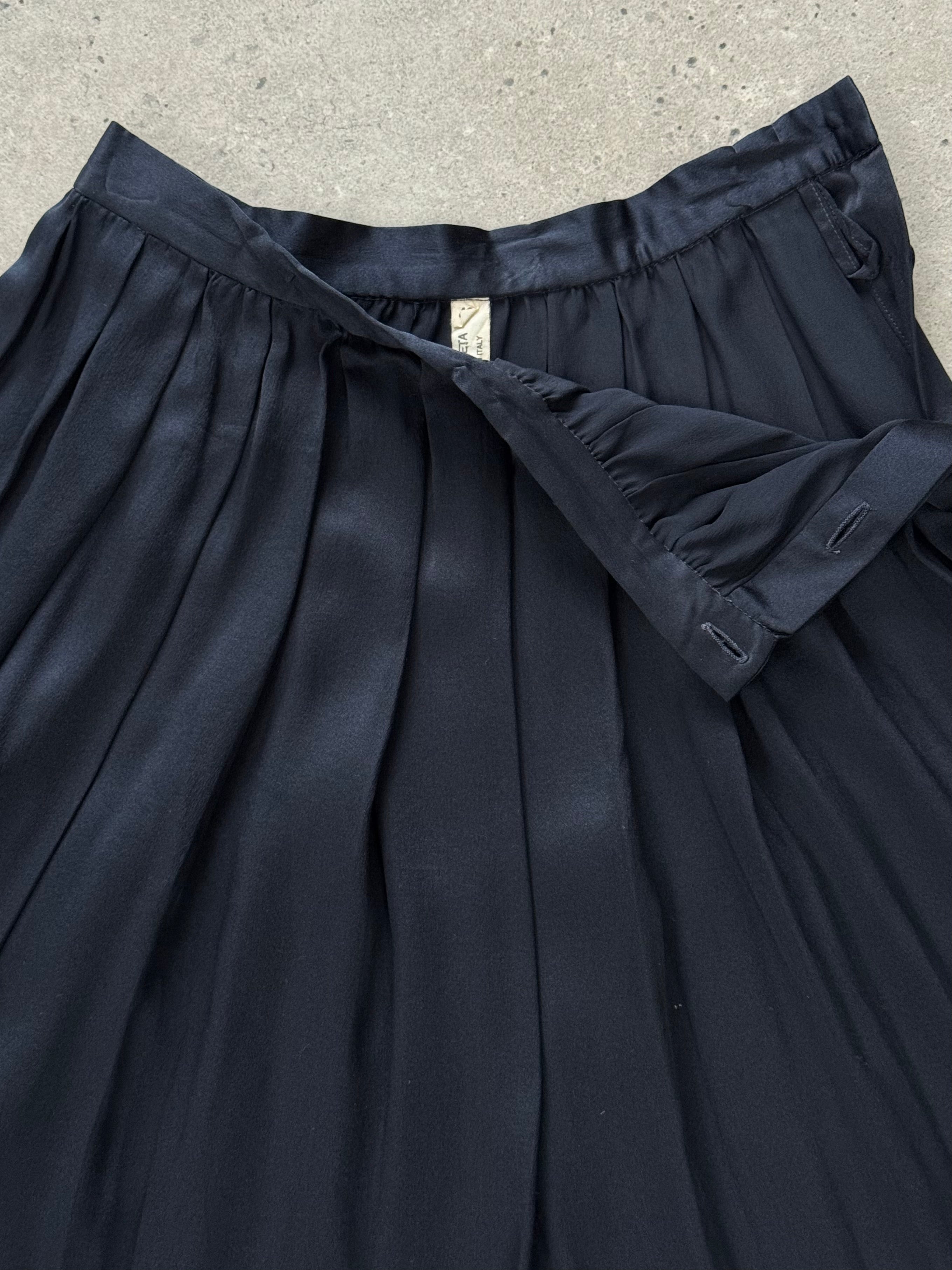 Italian vintage 1990s pure silk pleated skirt in W24, featuring elegant craftsmanship and classic pleated design.