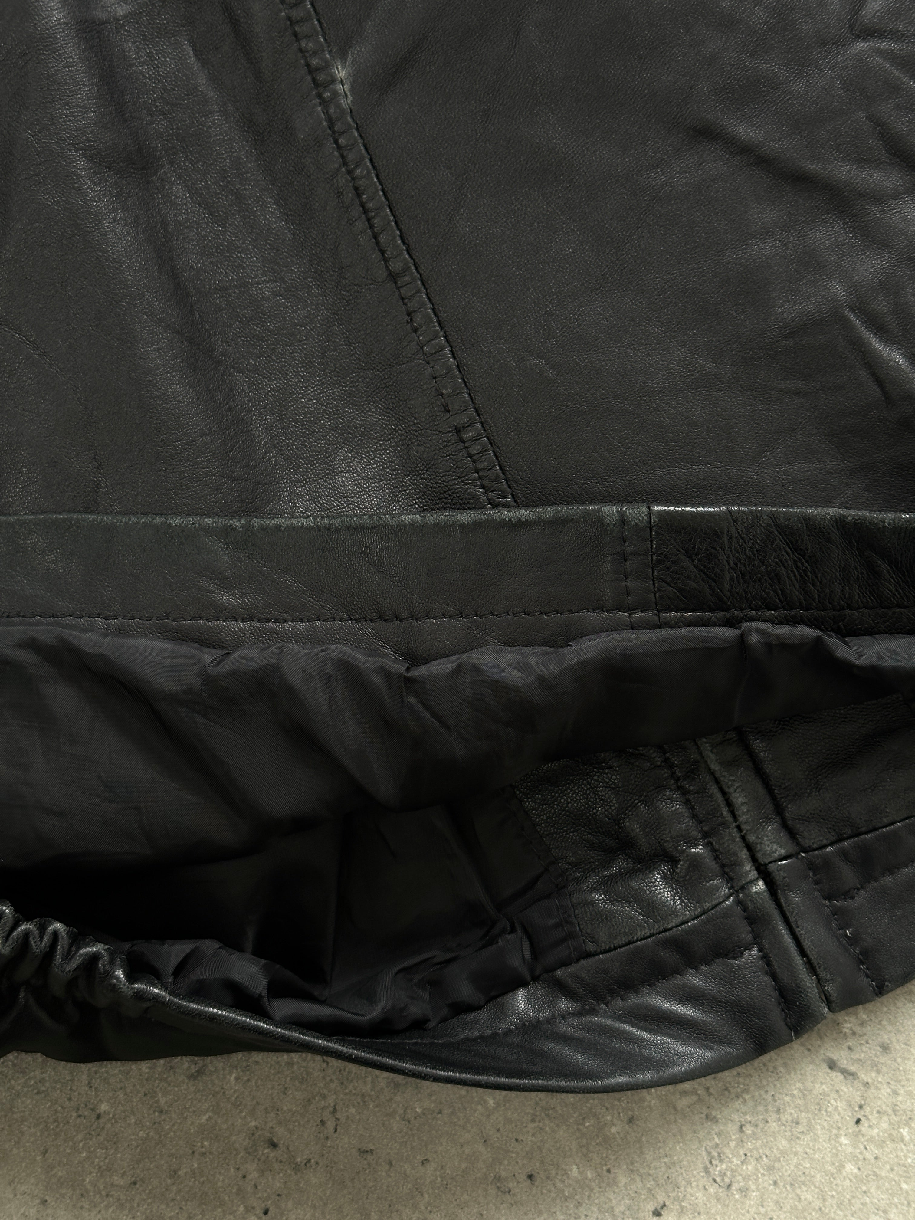 Vintage minimal leather jacket in size L/XL, featuring classic design and smooth leather finish.